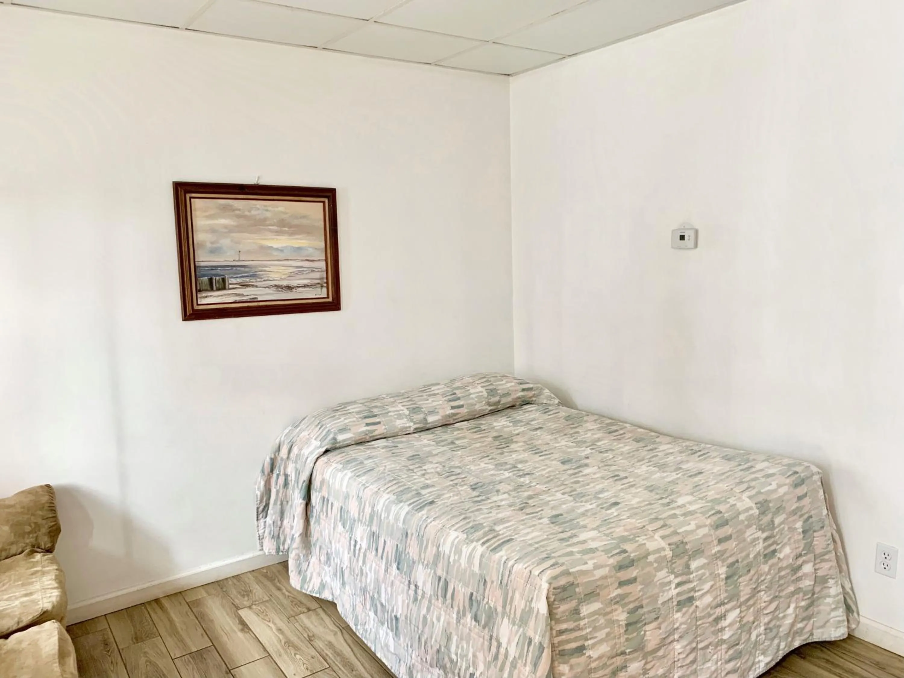 Bed in White Caps Motel