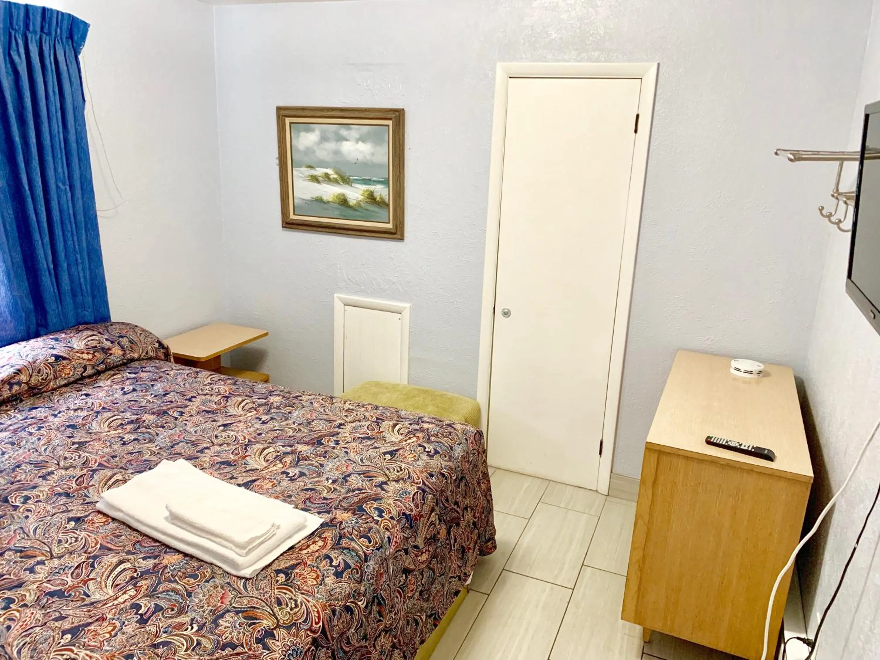 Bed in White Caps Motel