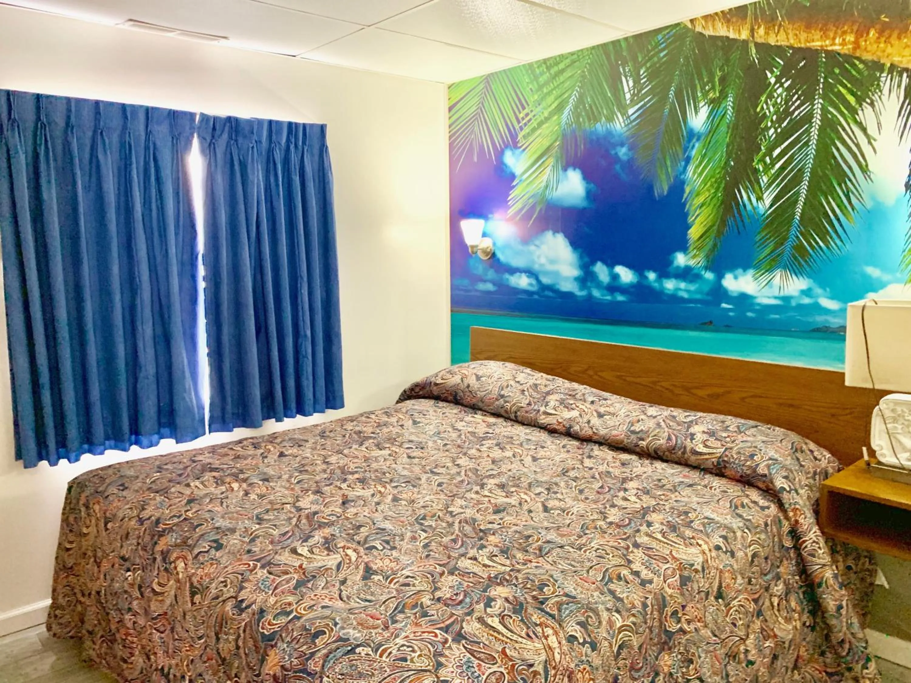 Bed in White Caps Motel