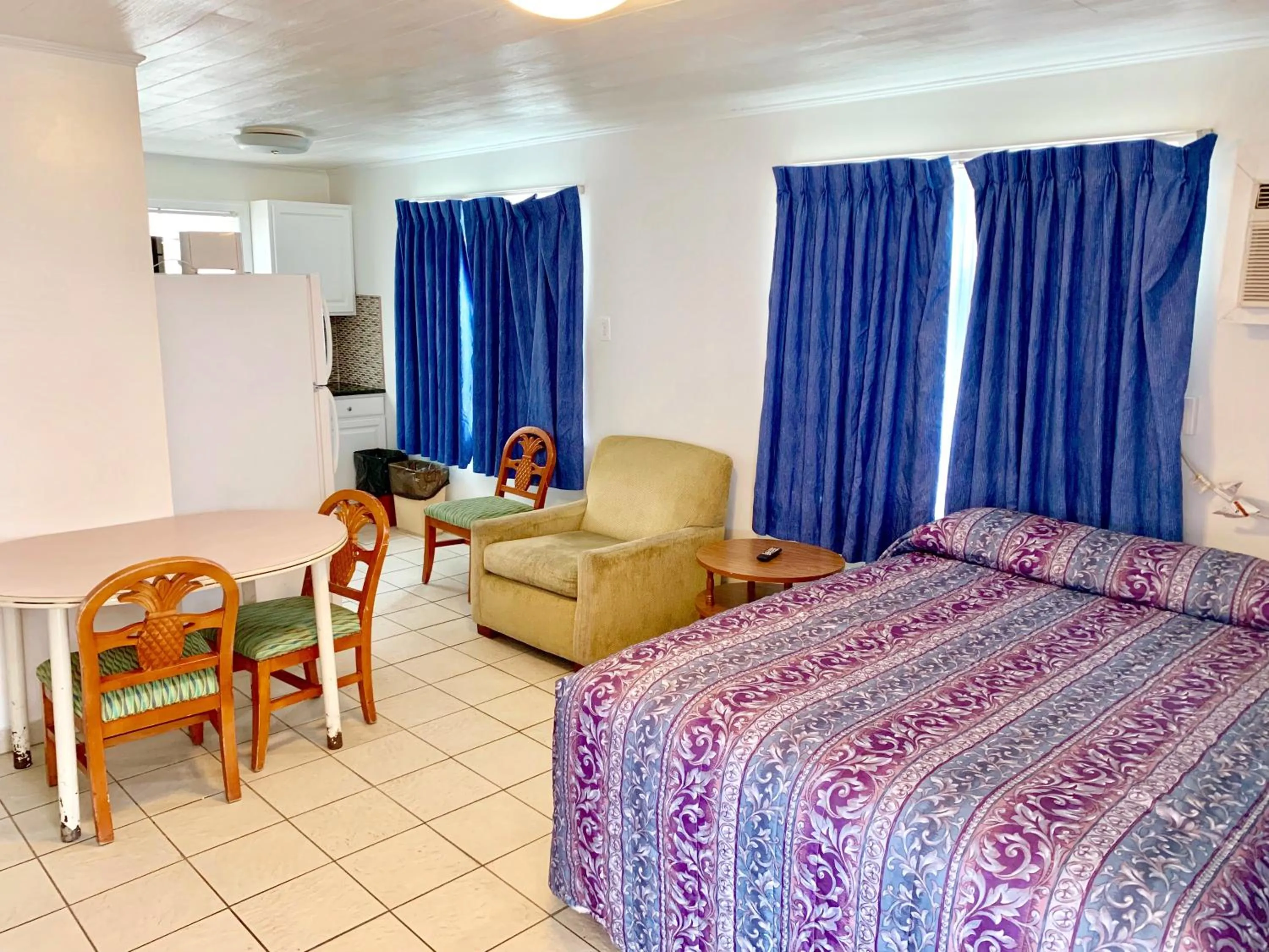 Living room, Bed in White Caps Motel