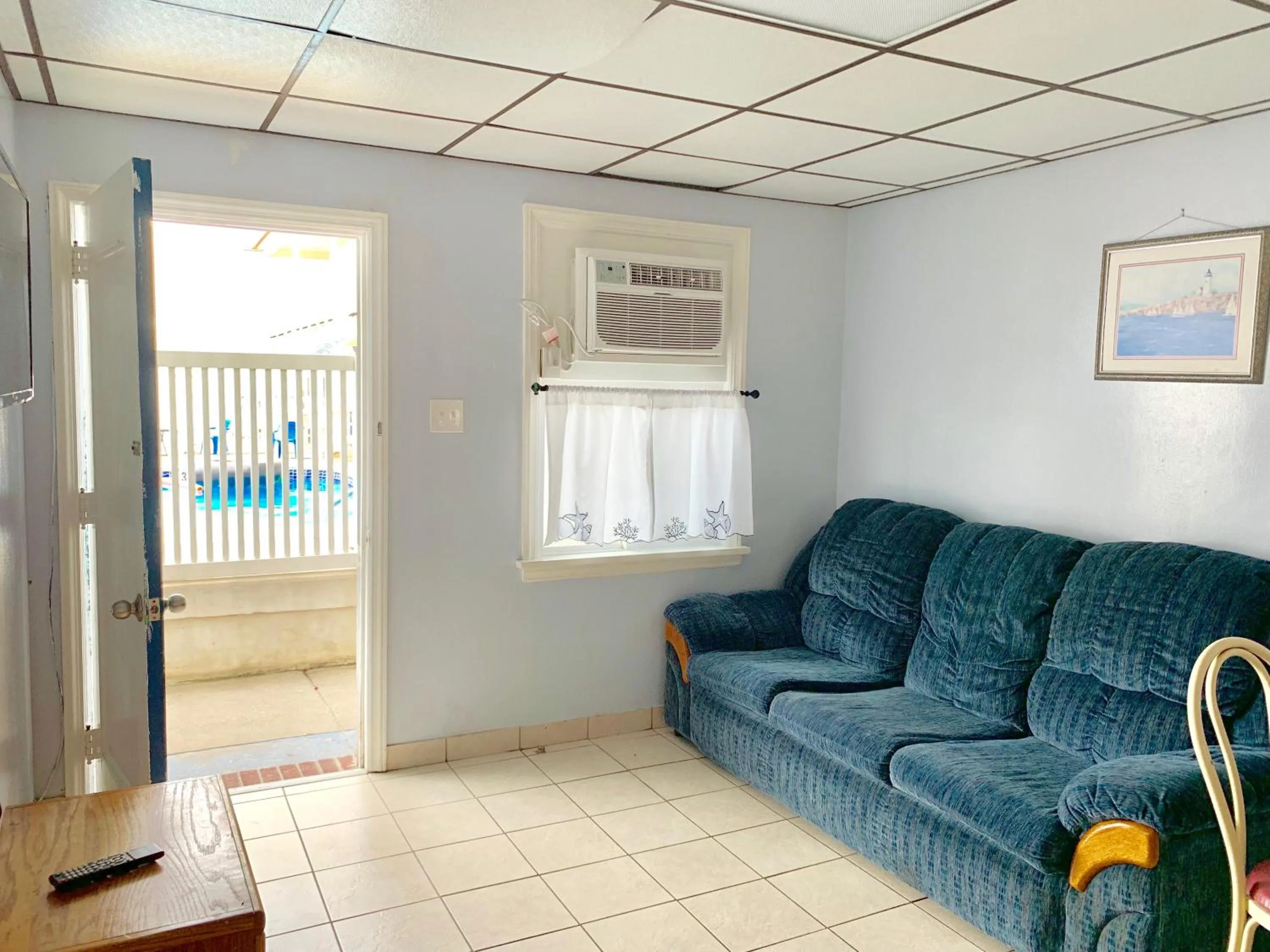 Living room in White Caps Motel