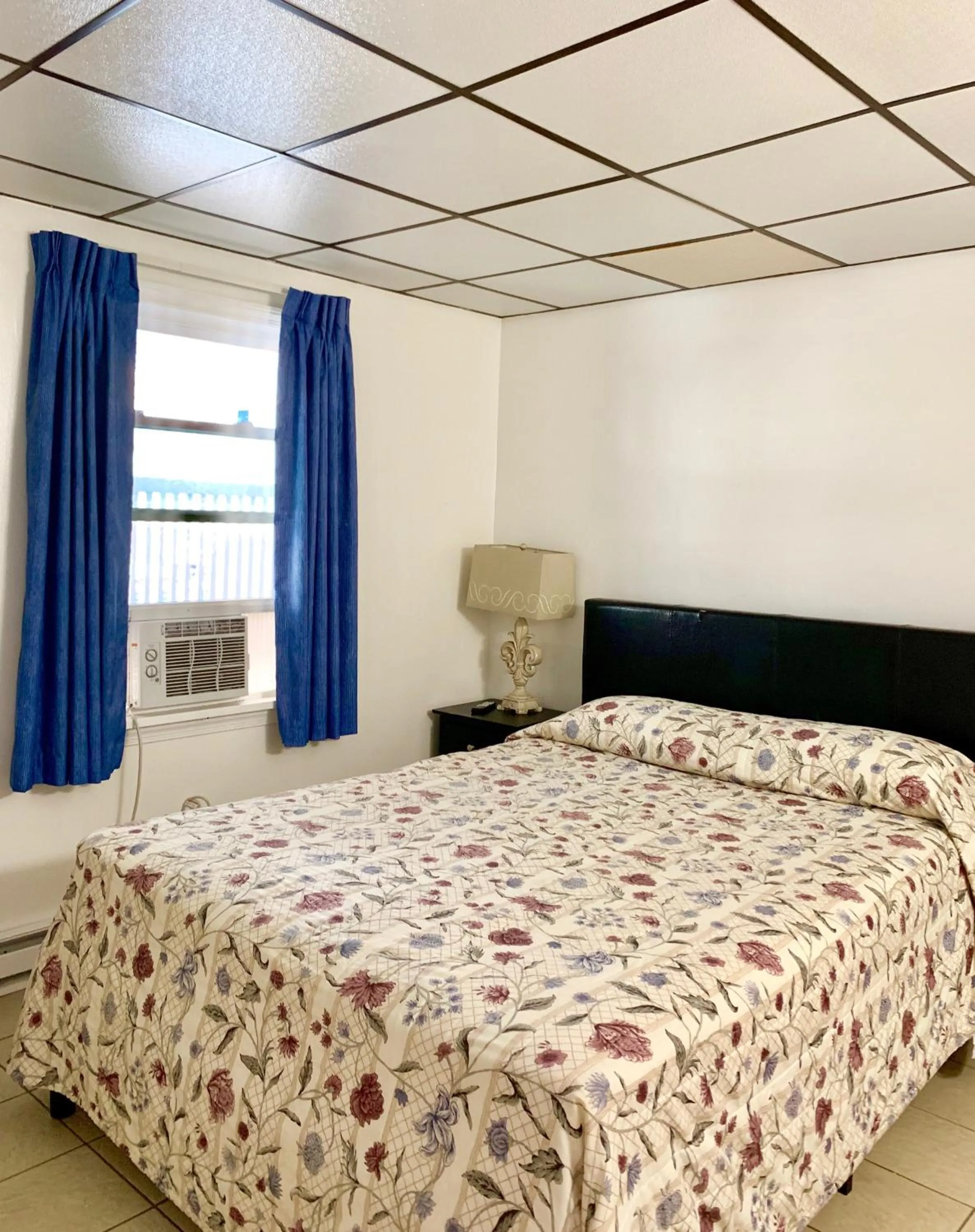 Bed in White Caps Motel