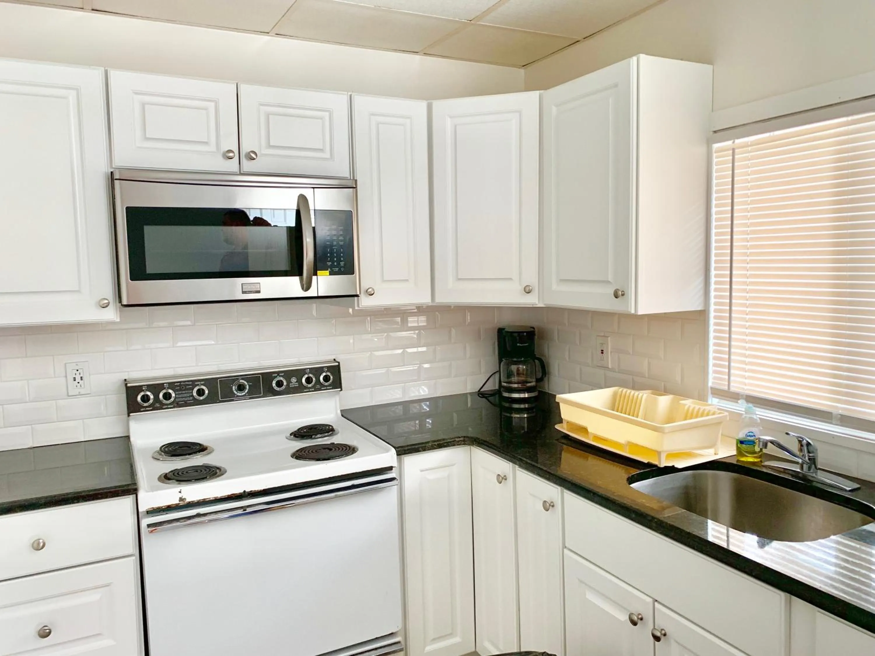 Kitchen or kitchenette in White Caps Motel