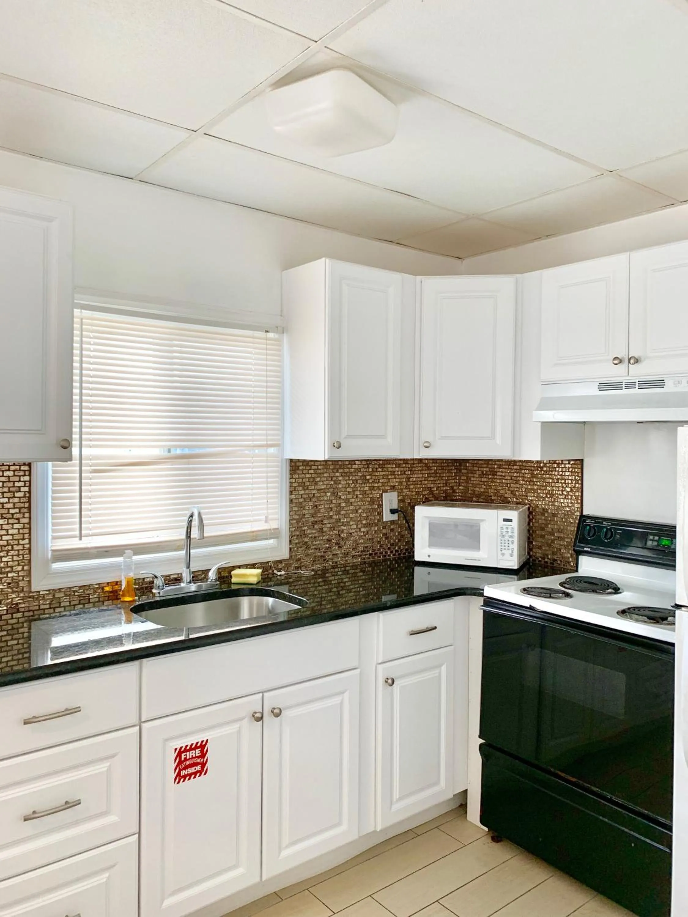 Kitchen or kitchenette in White Caps Motel