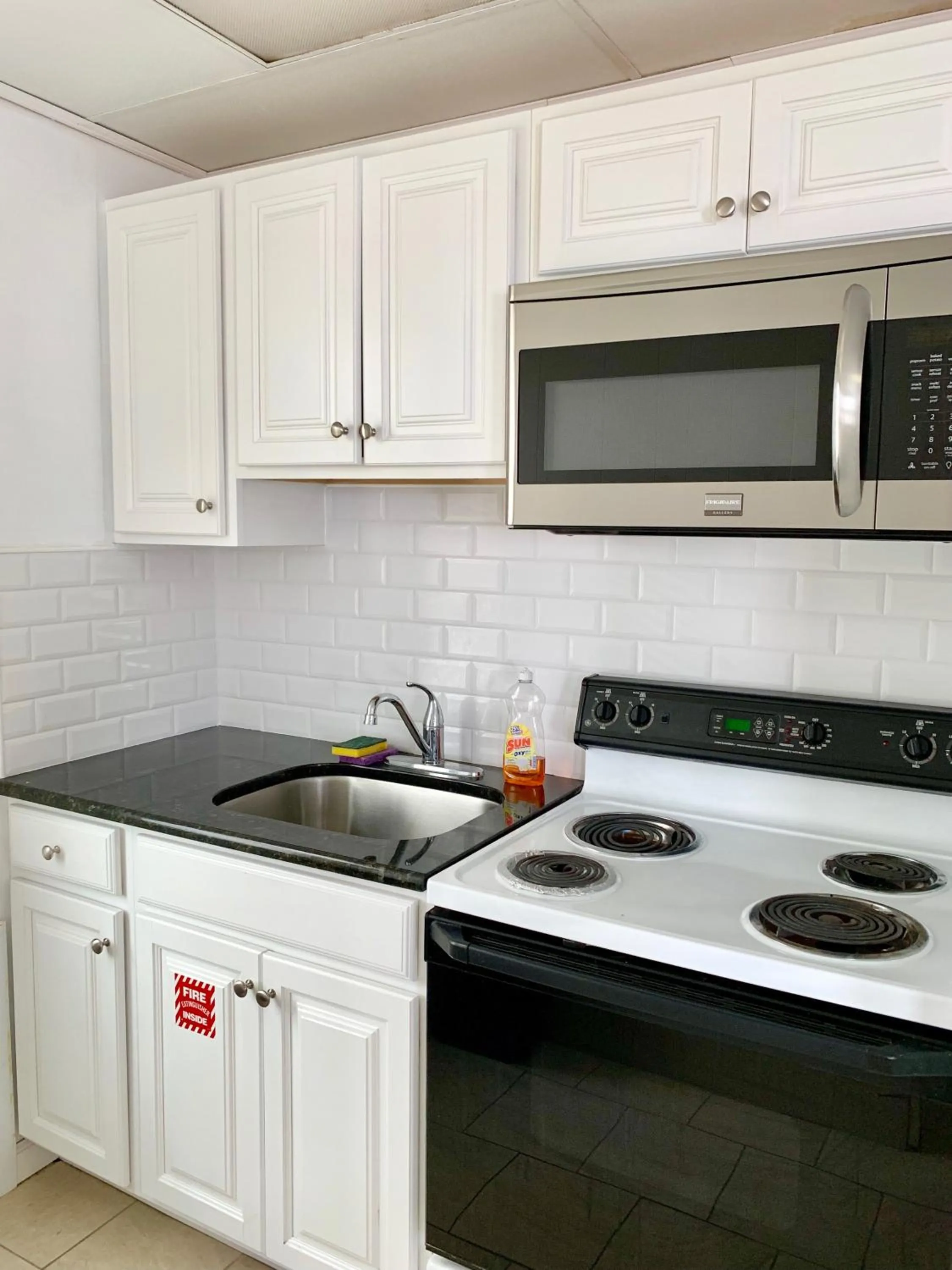 Kitchen or kitchenette in White Caps Motel