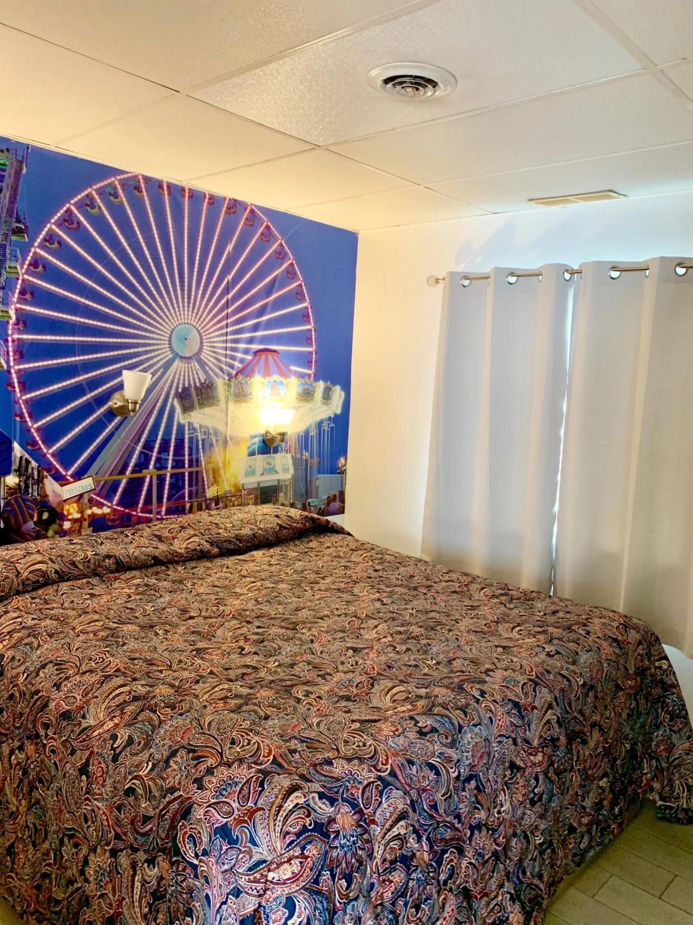 Bed in White Caps Motel