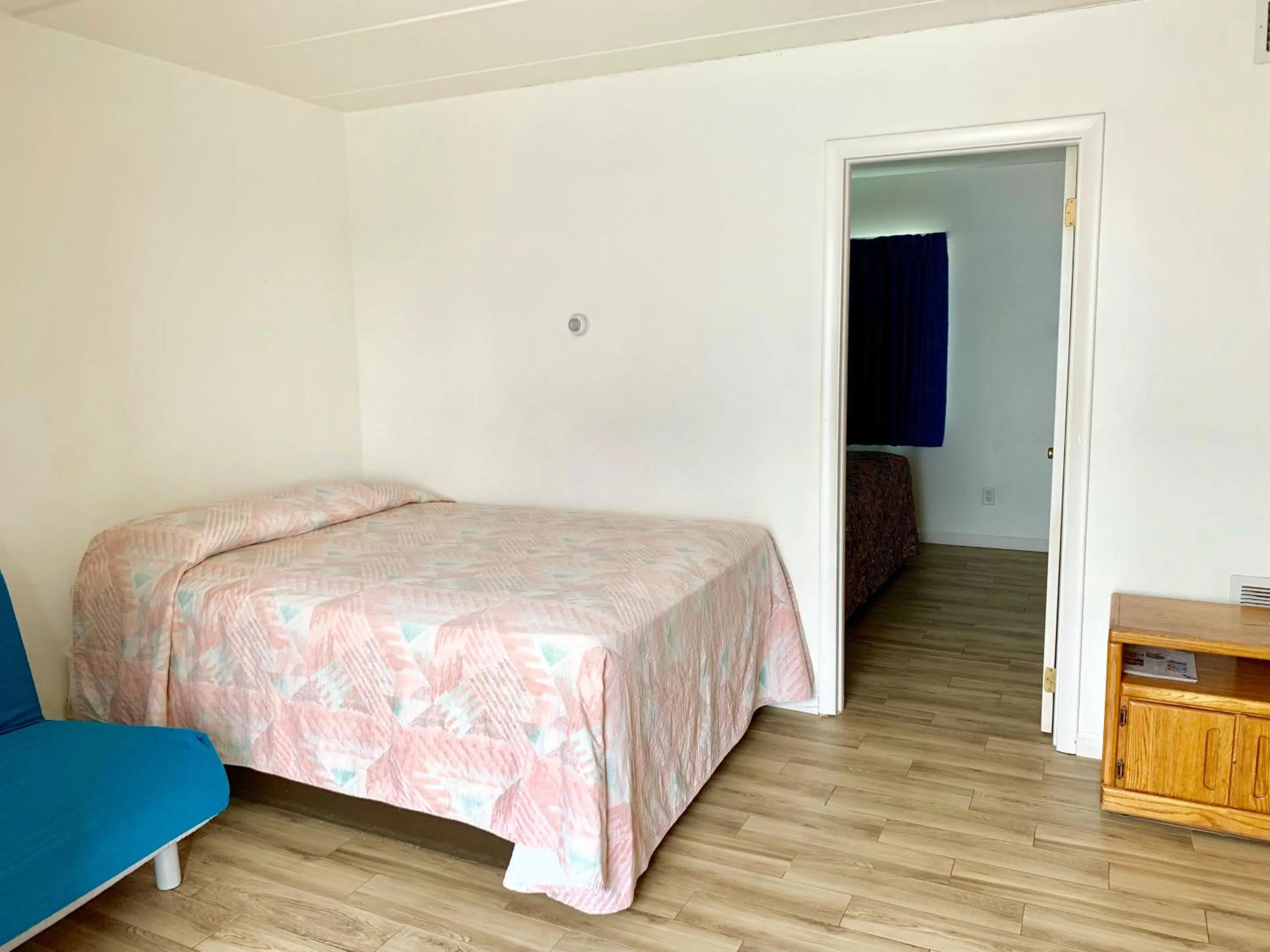 Bed in White Caps Motel