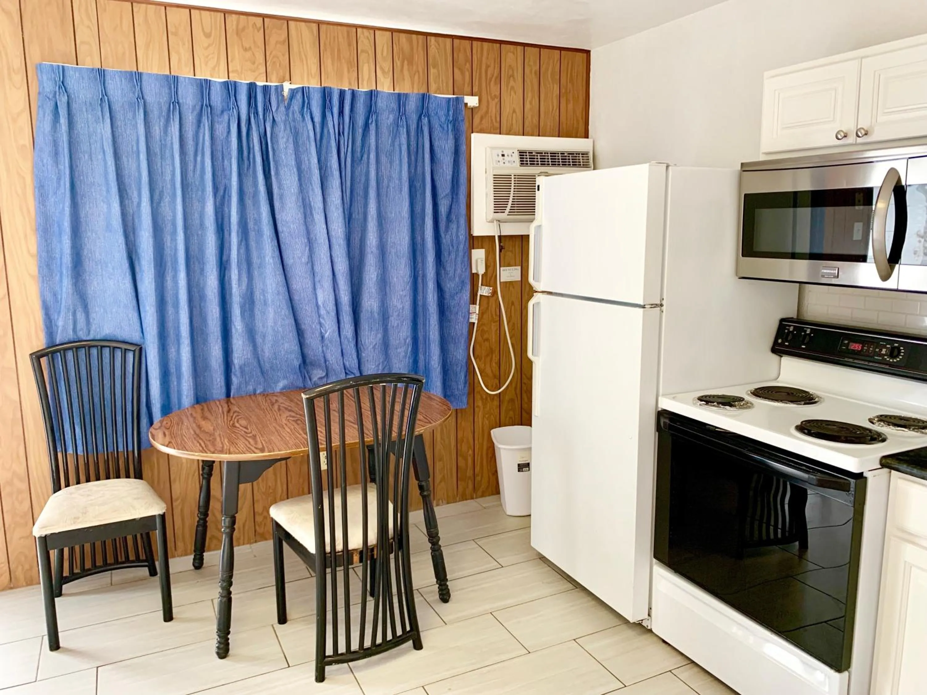 Kitchen or kitchenette in White Caps Motel