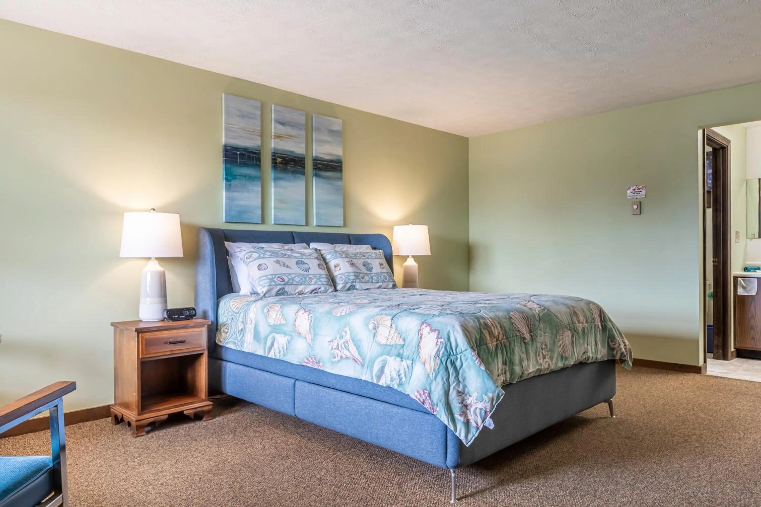 Bed in Inn Between the Beaches & Villager