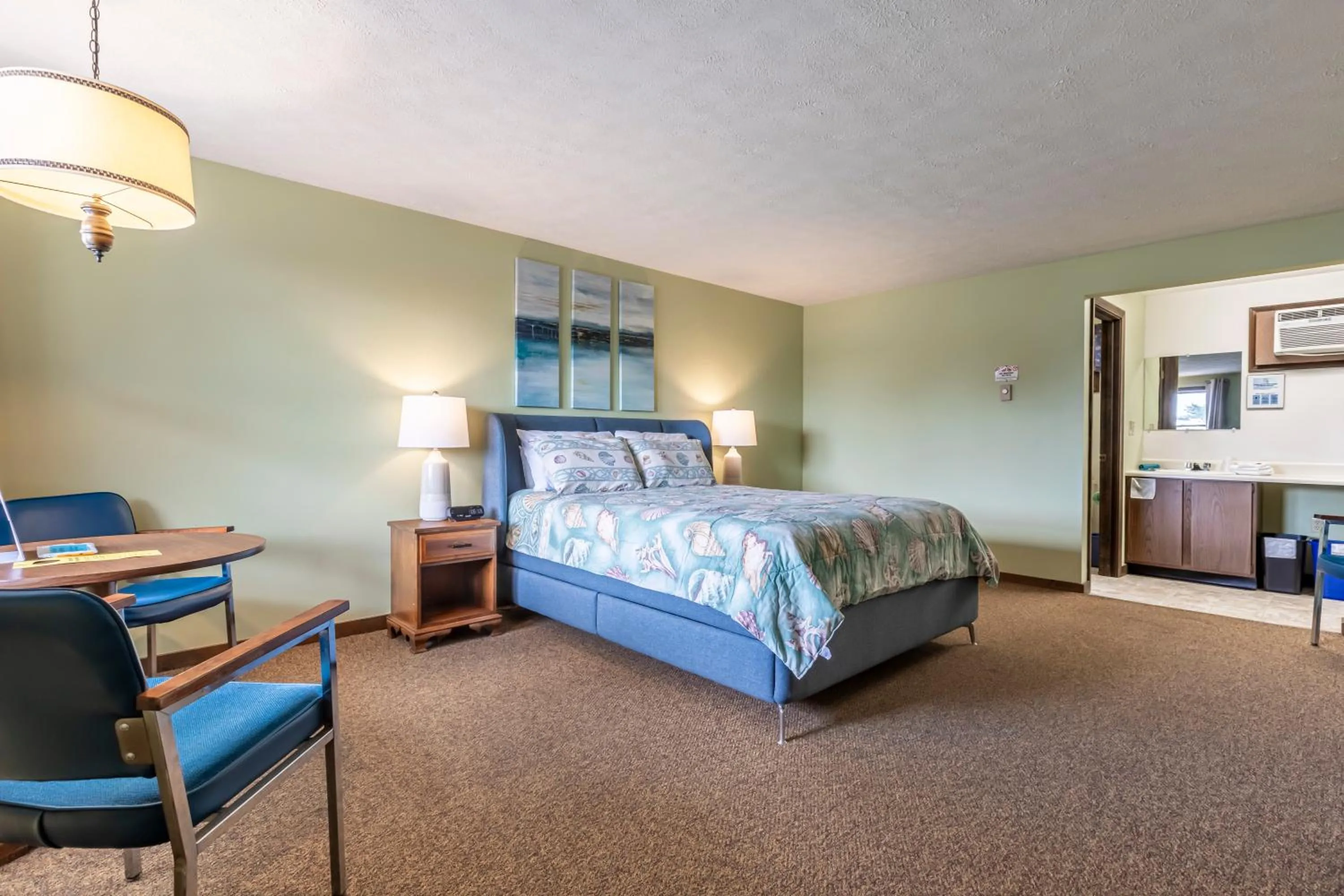 Bed in Inn Between the Beaches & Villager