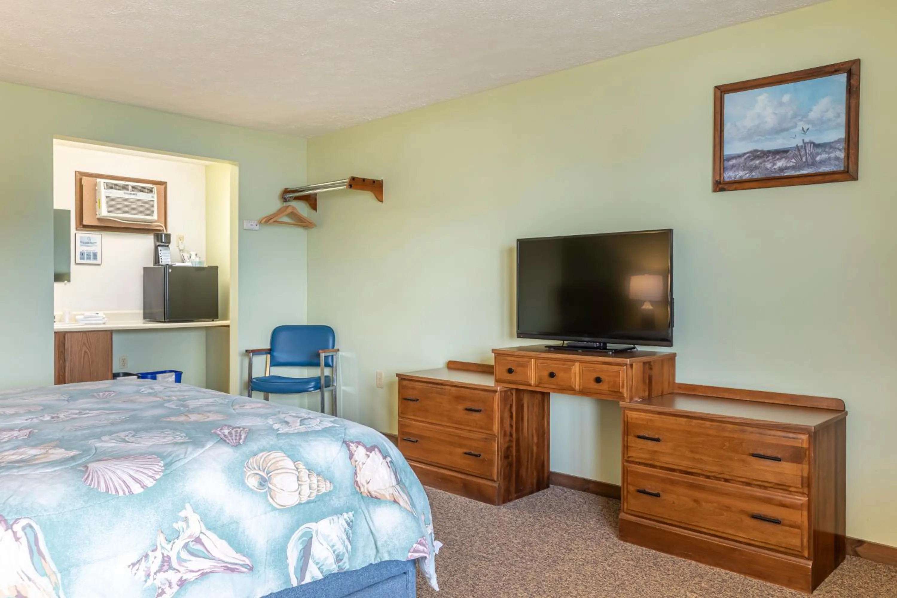 Bed in Inn Between the Beaches & Villager