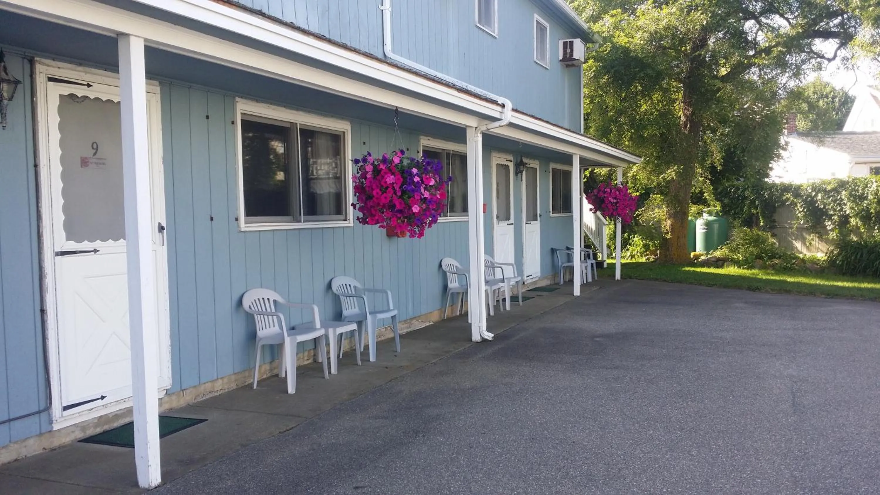 Property building in Inn Between the Beaches & Villager