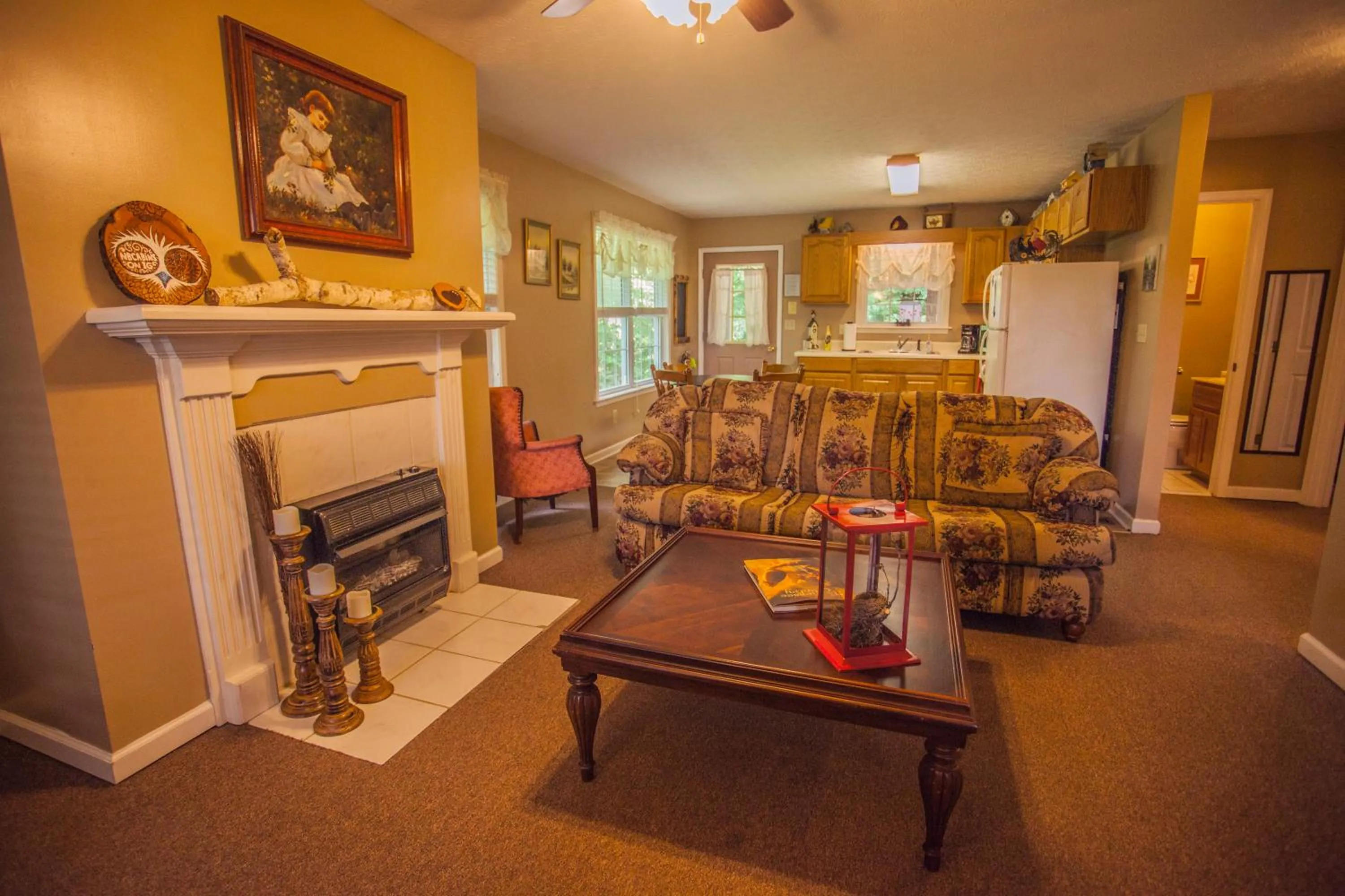 Living room in Nolichuckey Bluffs Bed & Breakfast Cabins