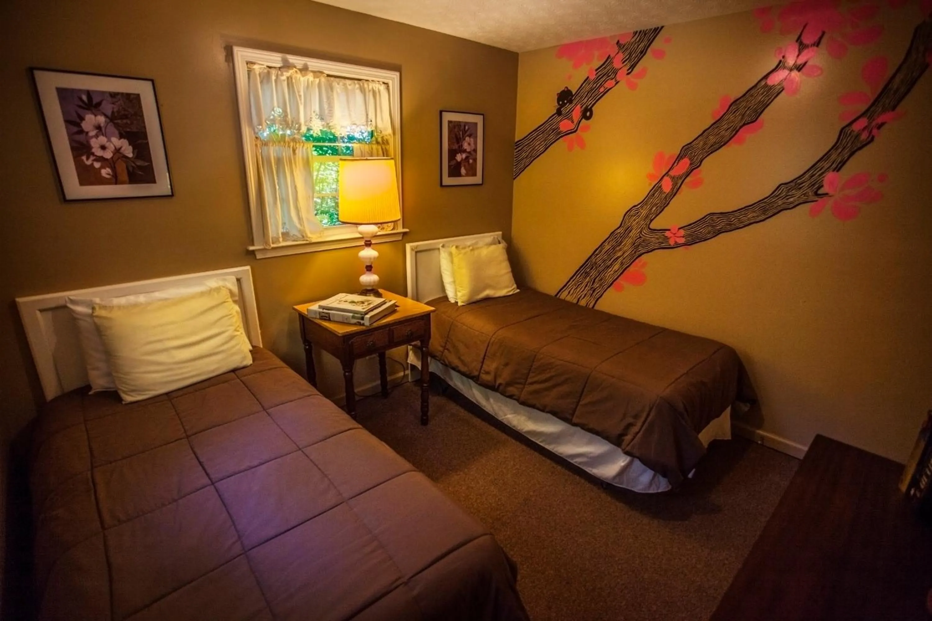 Bed in Nolichuckey Bluffs Bed & Breakfast Cabins