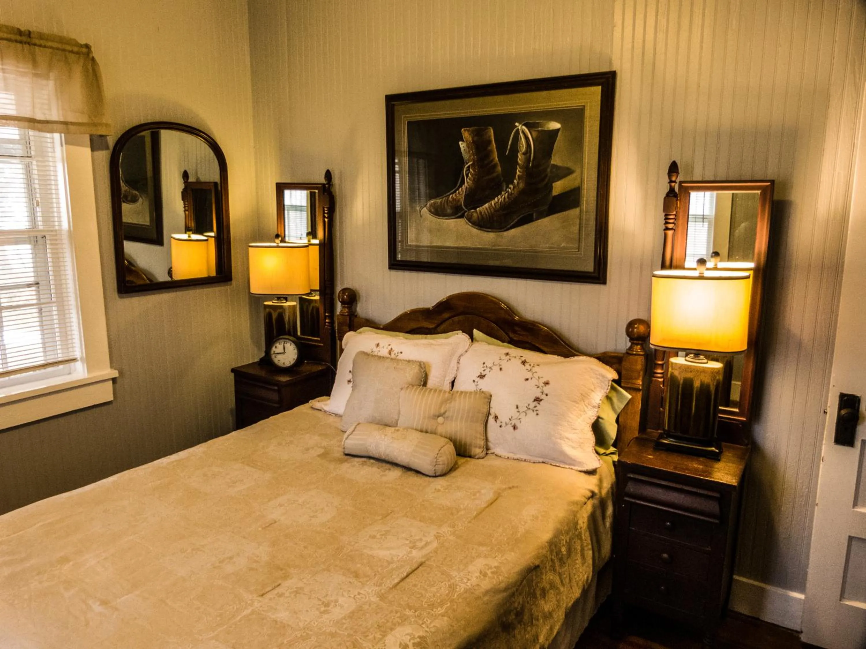 Bed in Nolichuckey Bluffs Bed & Breakfast Cabins