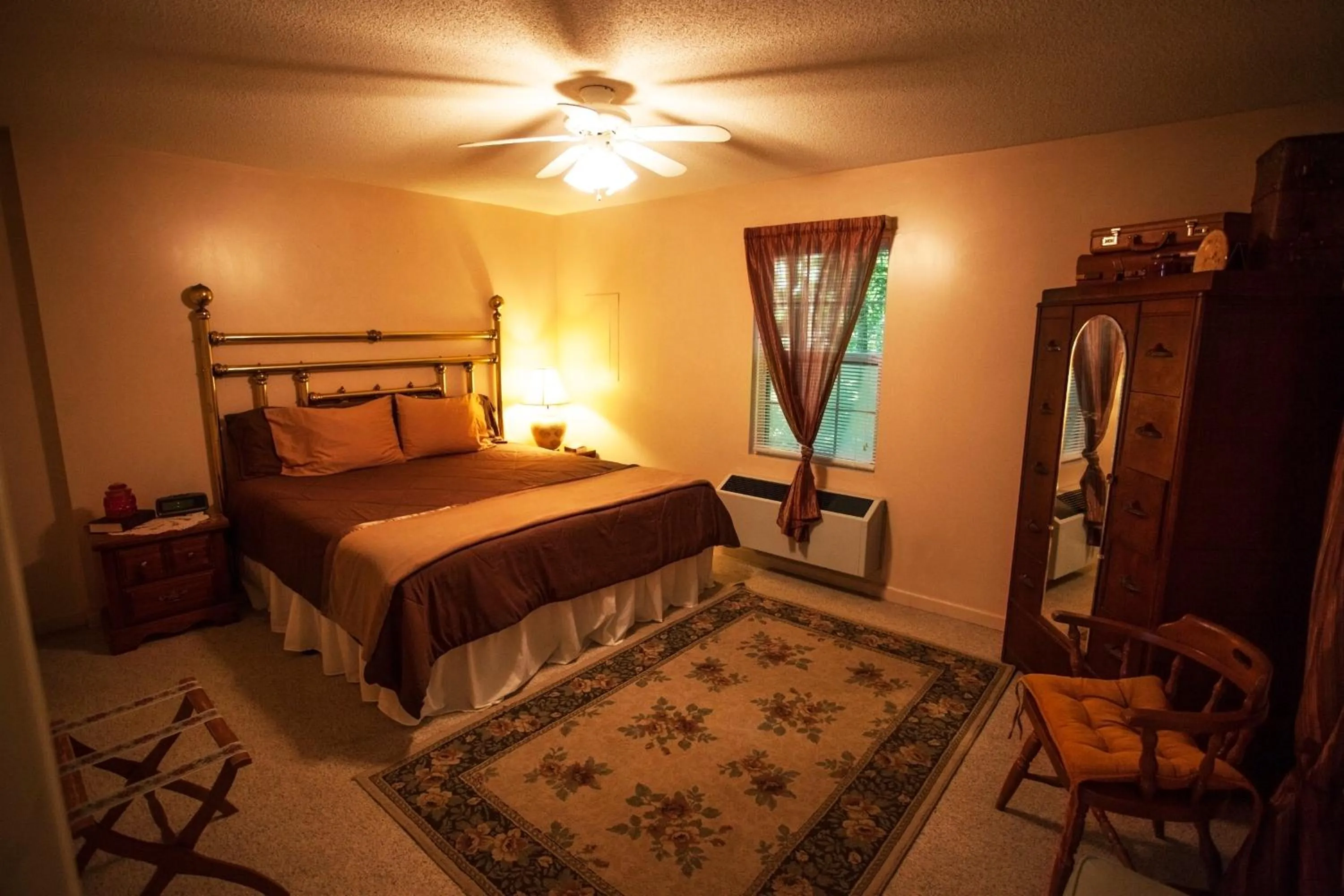 Bed in Nolichuckey Bluffs Bed & Breakfast Cabins