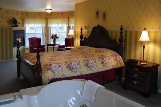 Hot Tub, Bed in Afton House Inn