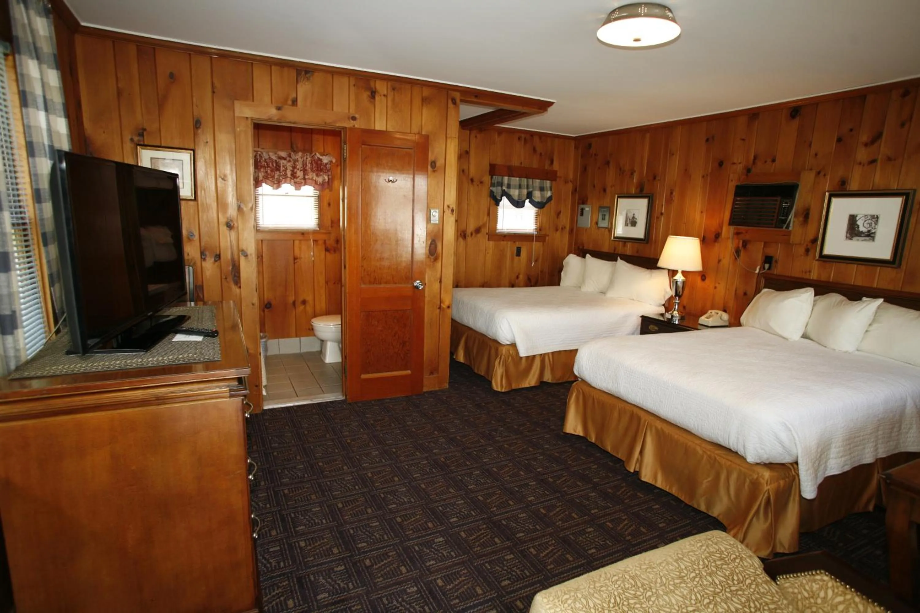 Other, Bed in The Heritage of Lake George