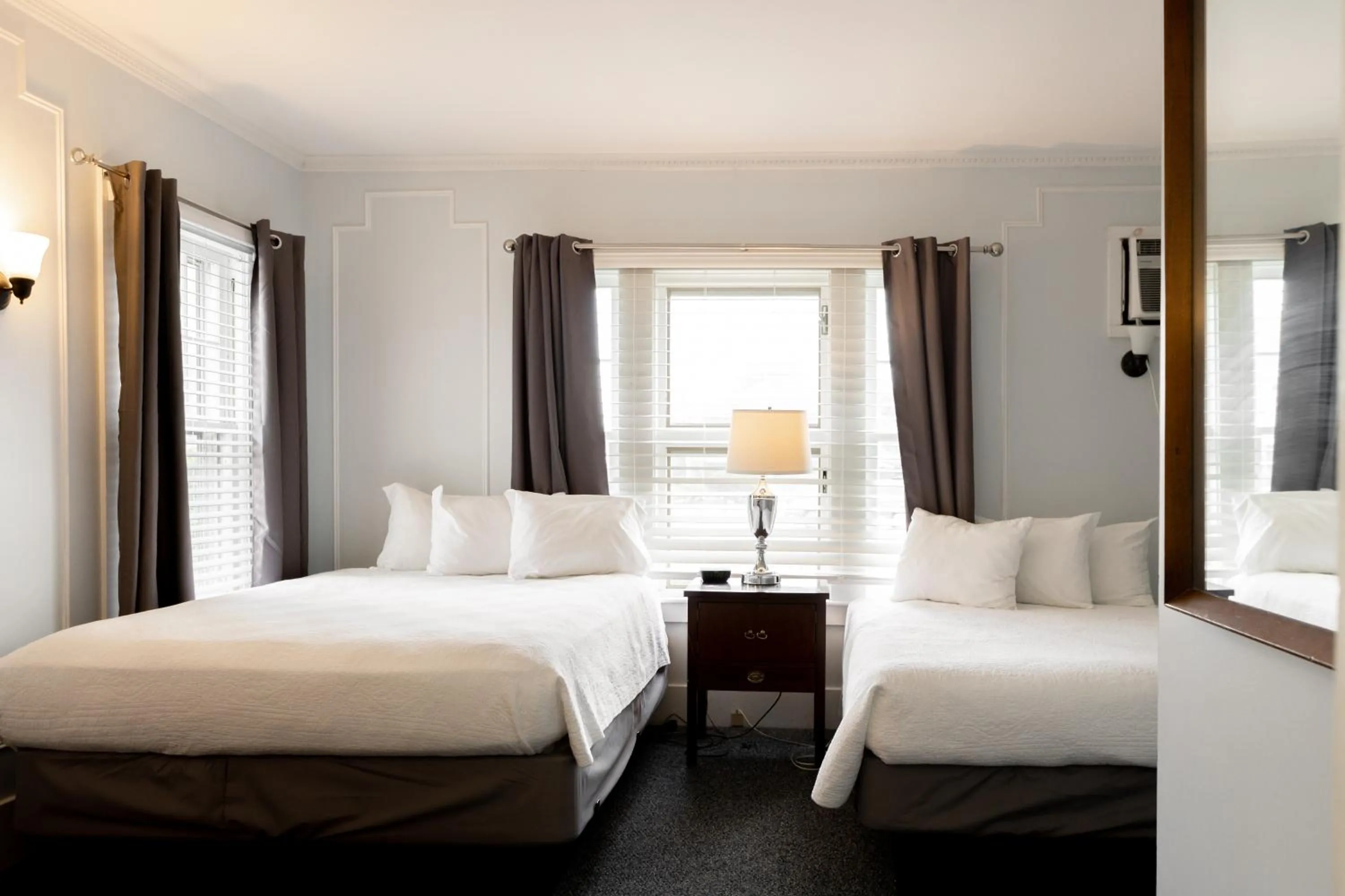 Bed in The Heritage of Lake George