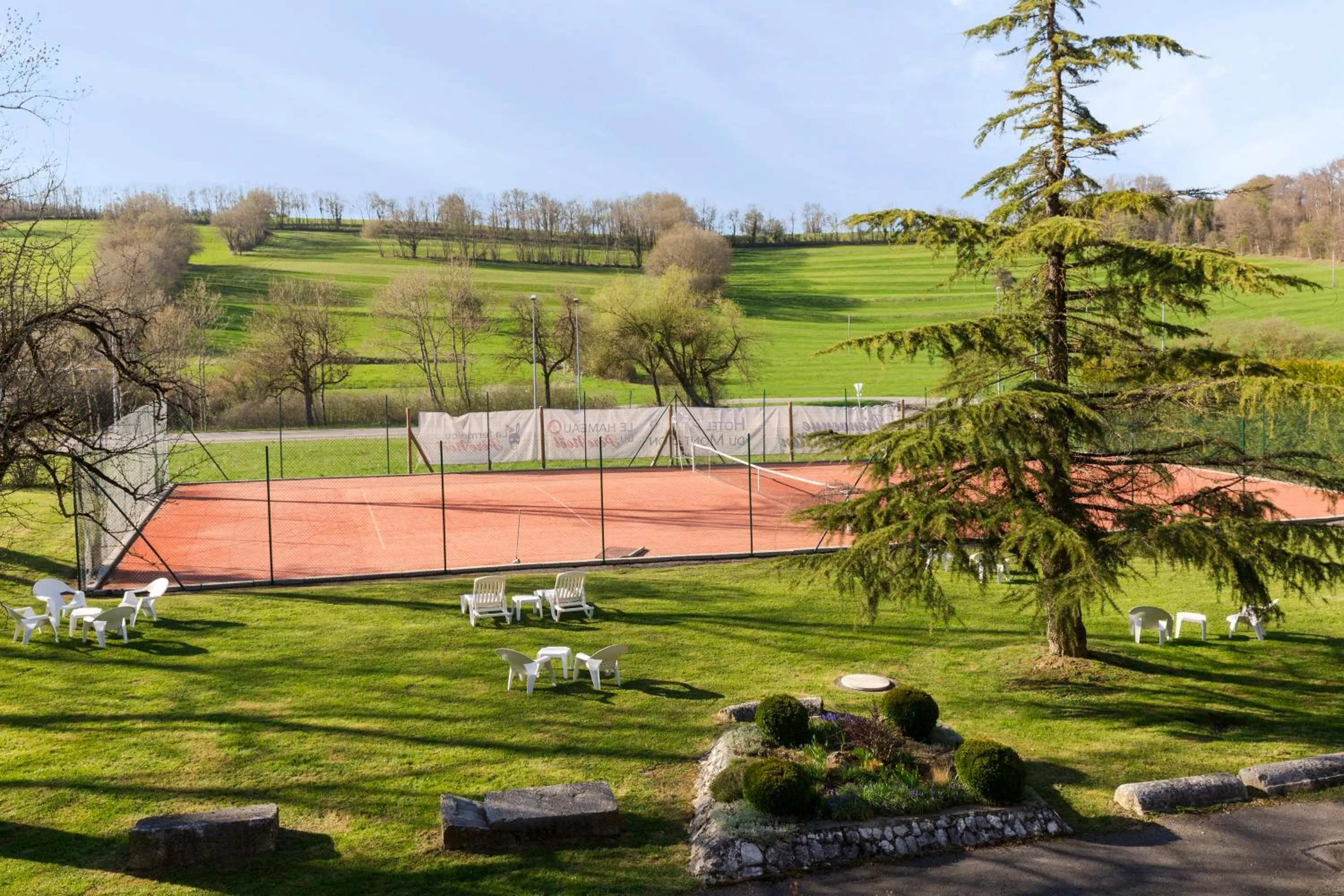 Garden view in The Originals City, Hôtel Rey du Mont Sion, Saint-Julien-en-Genevois Sud