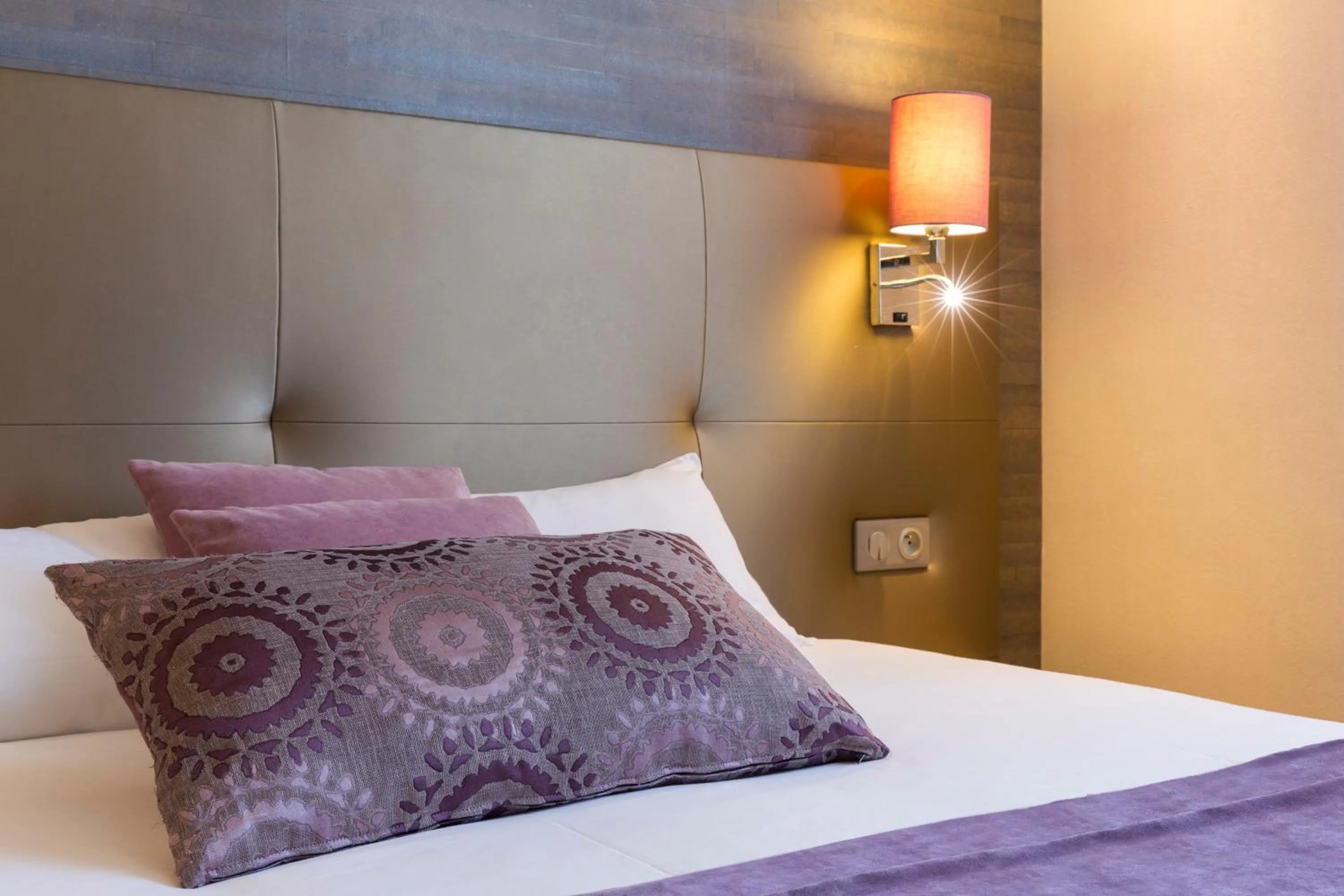 Bedroom, Bed in The Originals City, Hôtel Rey du Mont Sion, Saint-Julien-en-Genevois Sud