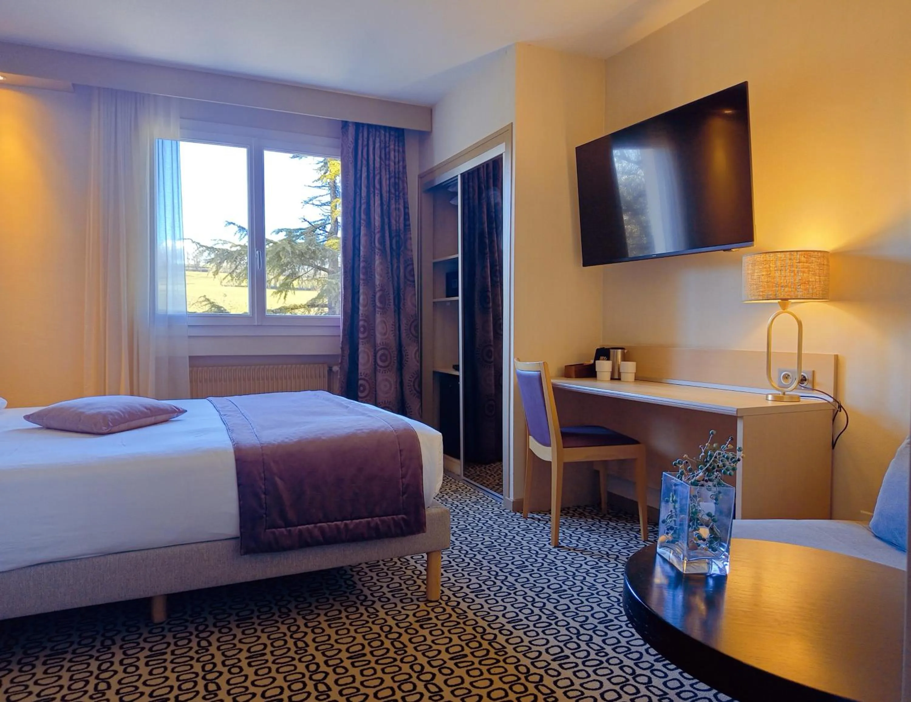 TV and multimedia, Bed in The Originals City, Hôtel Rey du Mont Sion, Saint-Julien-en-Genevois Sud