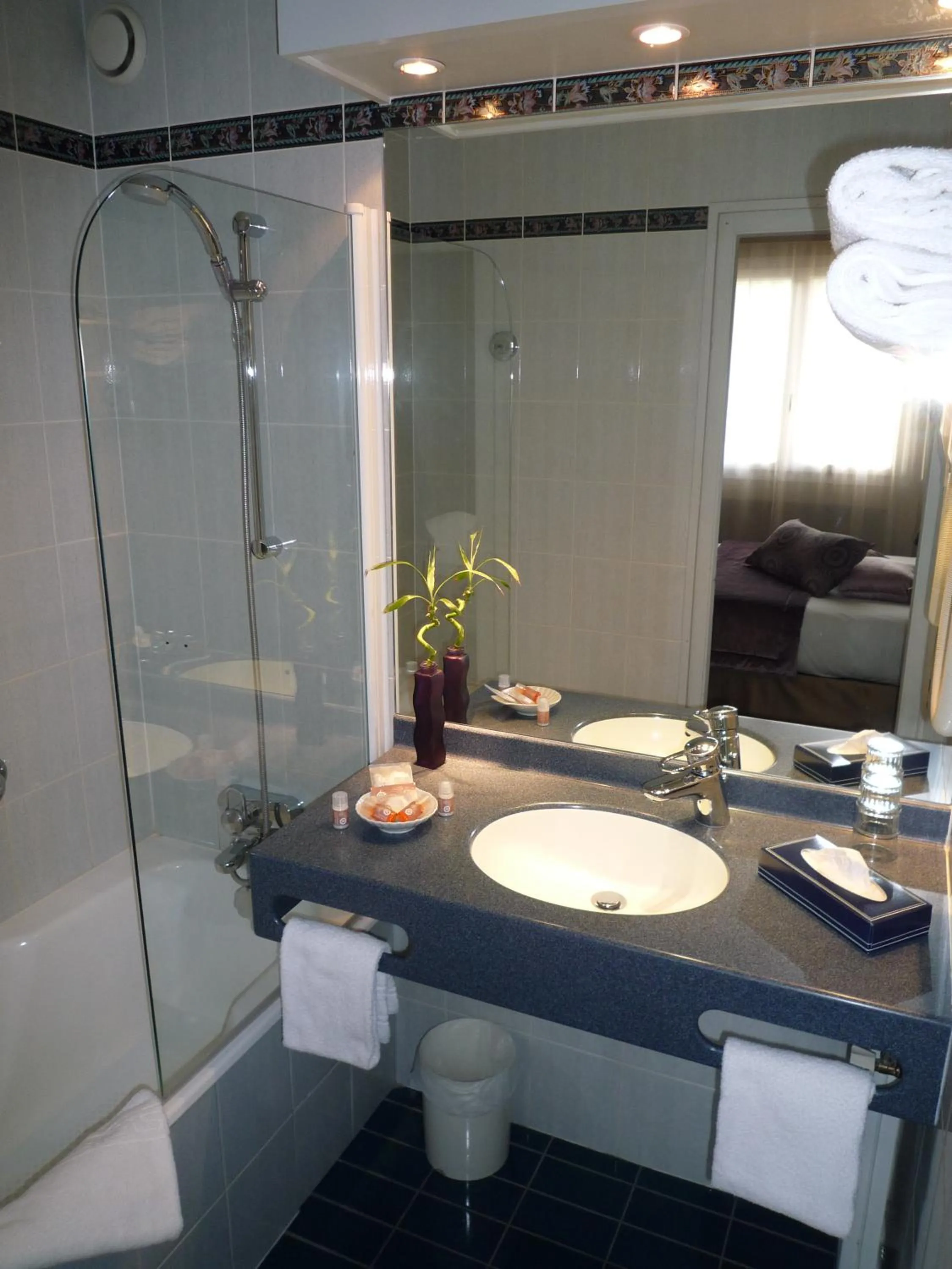 Bathroom in The Originals City, Hôtel Rey du Mont Sion, Saint-Julien-en-Genevois Sud