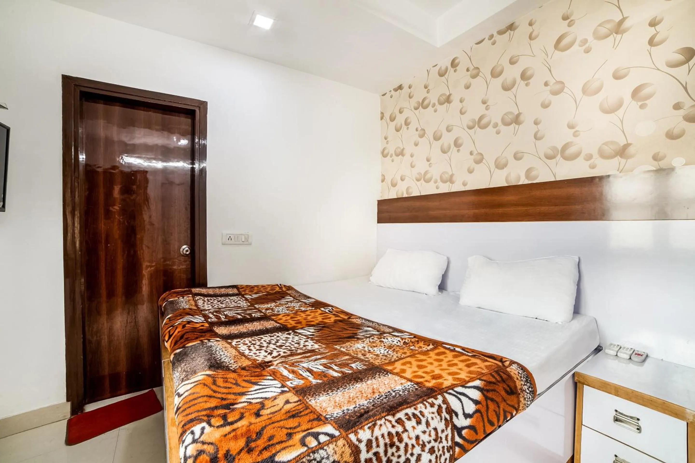Bedroom, Bed in Super Hotel O Chahal Guest House Near Nangloi Railway Station Metro Station