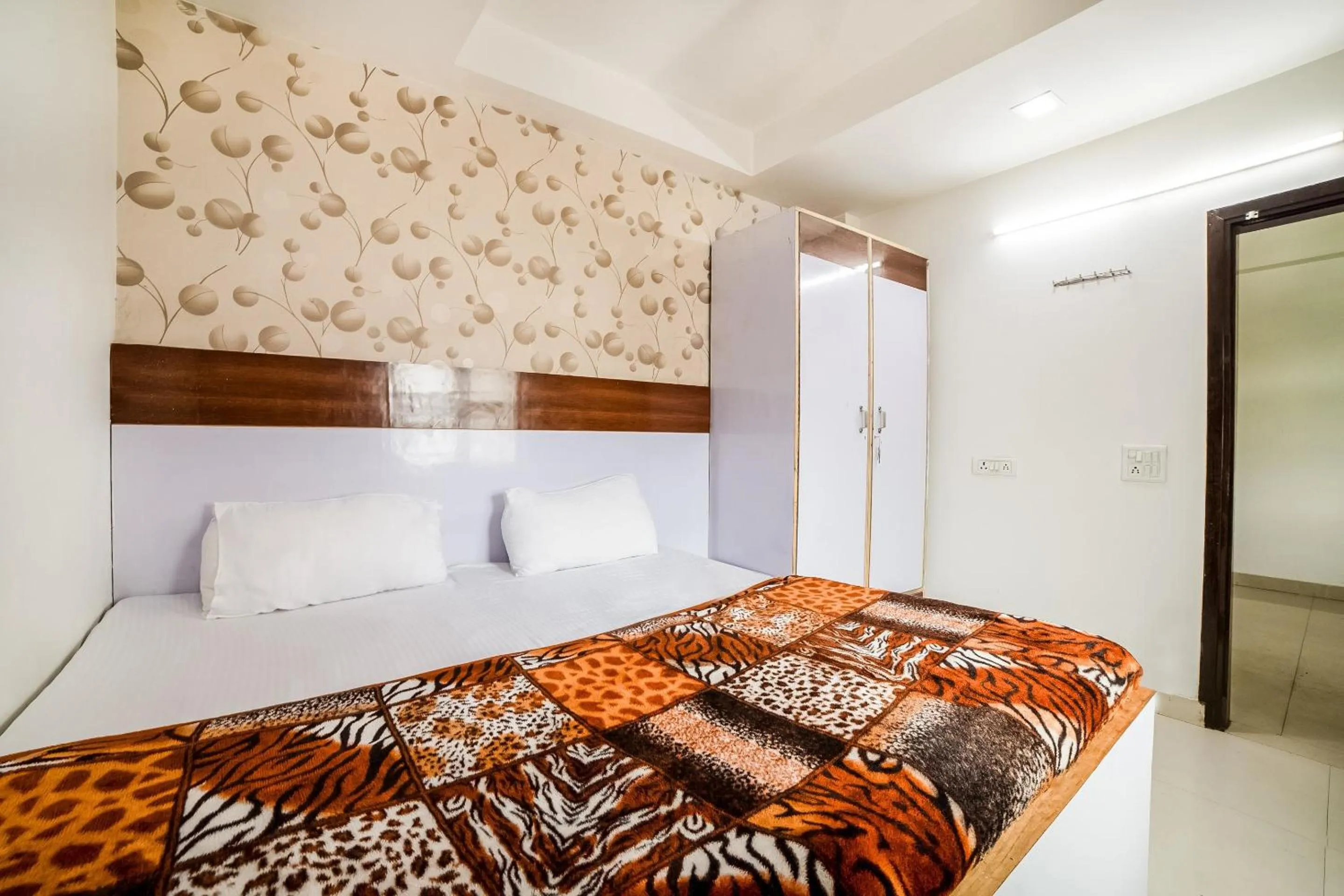 Bedroom, Bed in Super Hotel O Chahal Guest House Near Nangloi Railway Station Metro Station