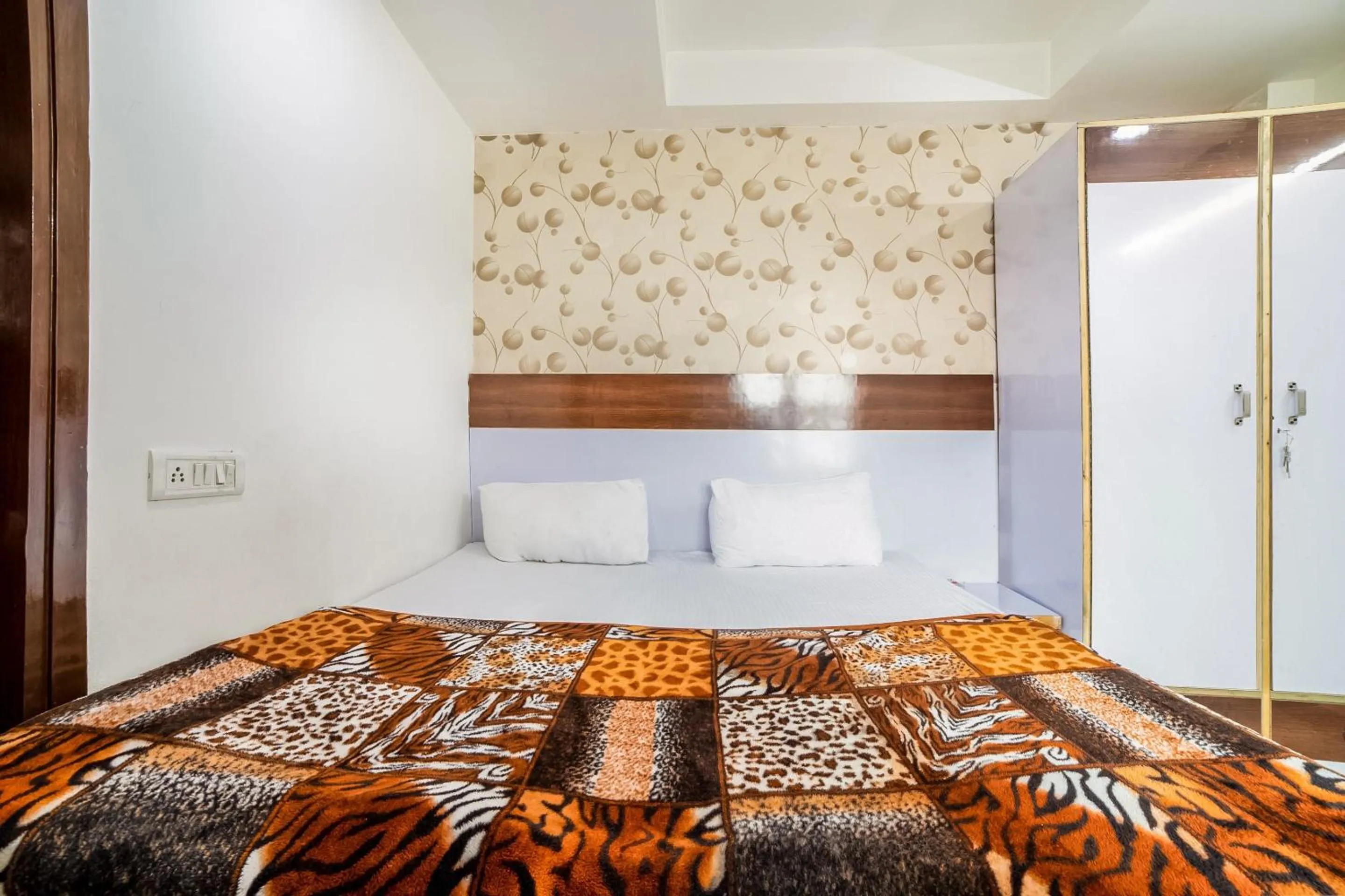 Bedroom, Bed in Super Hotel O Chahal Guest House Near Nangloi Railway Station Metro Station