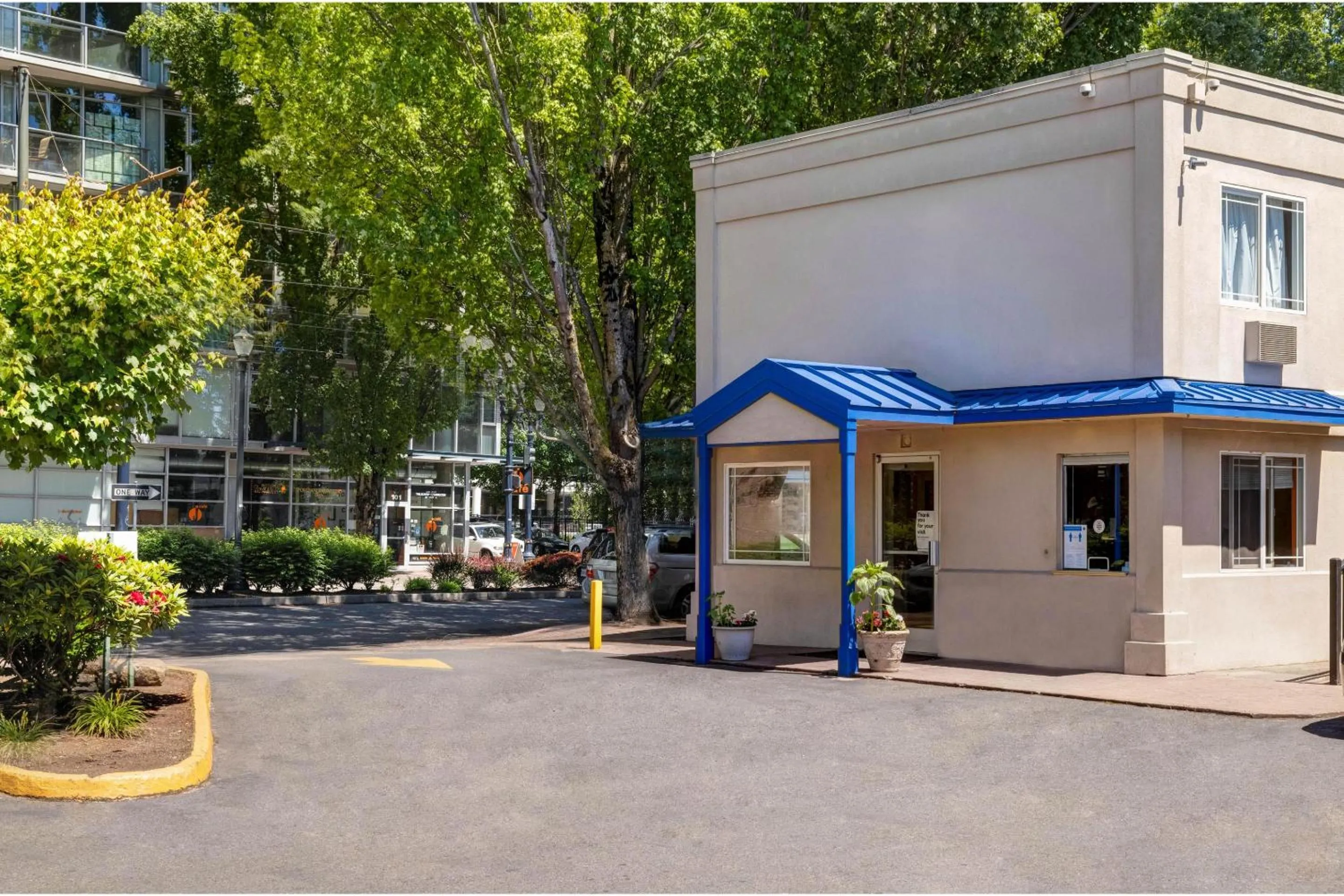 Facade/entrance in Motel 6 - Motel 6 Portland, OR - Downtown