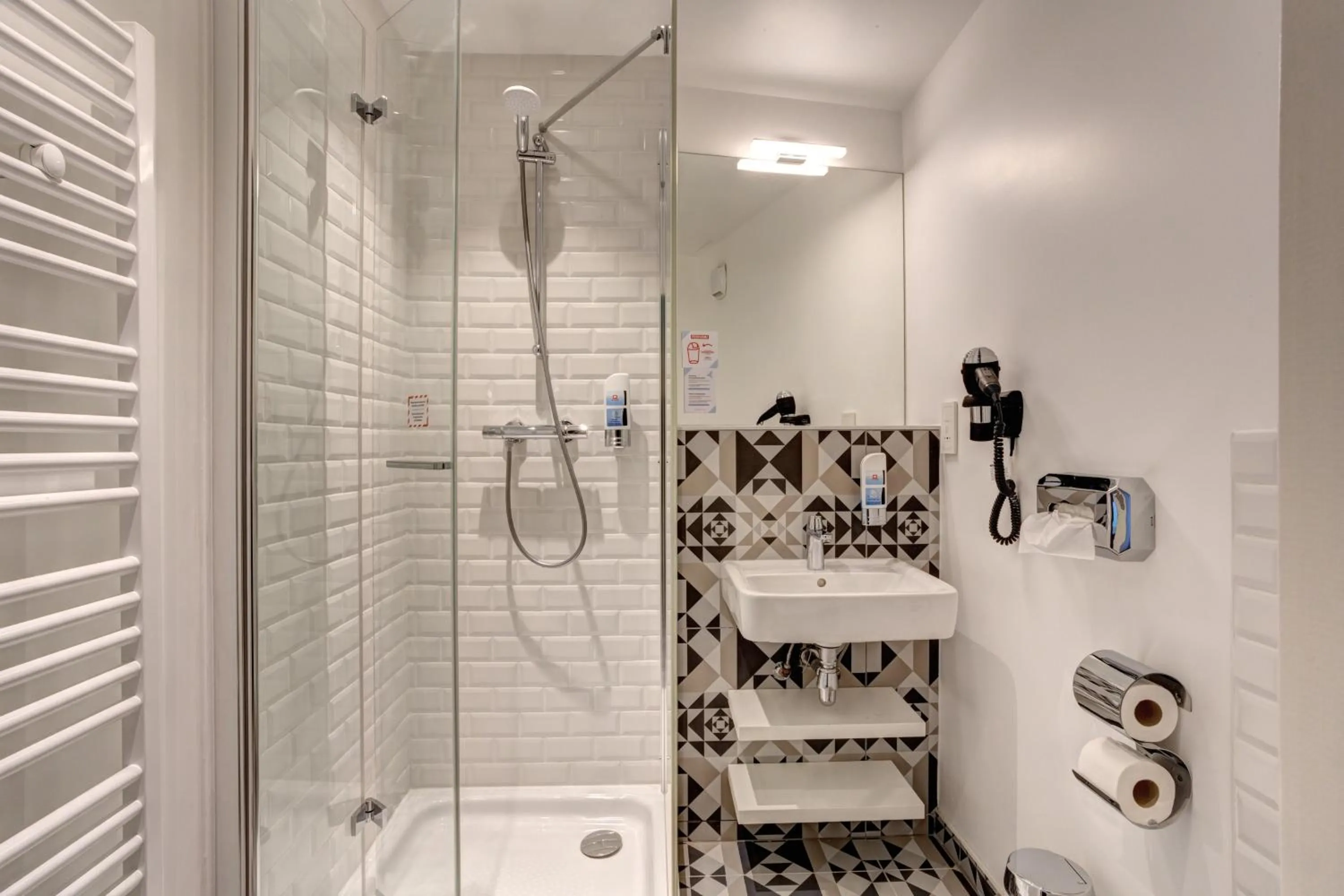 Bathroom in MEININGER Hotel Paris Porte de Vincennes