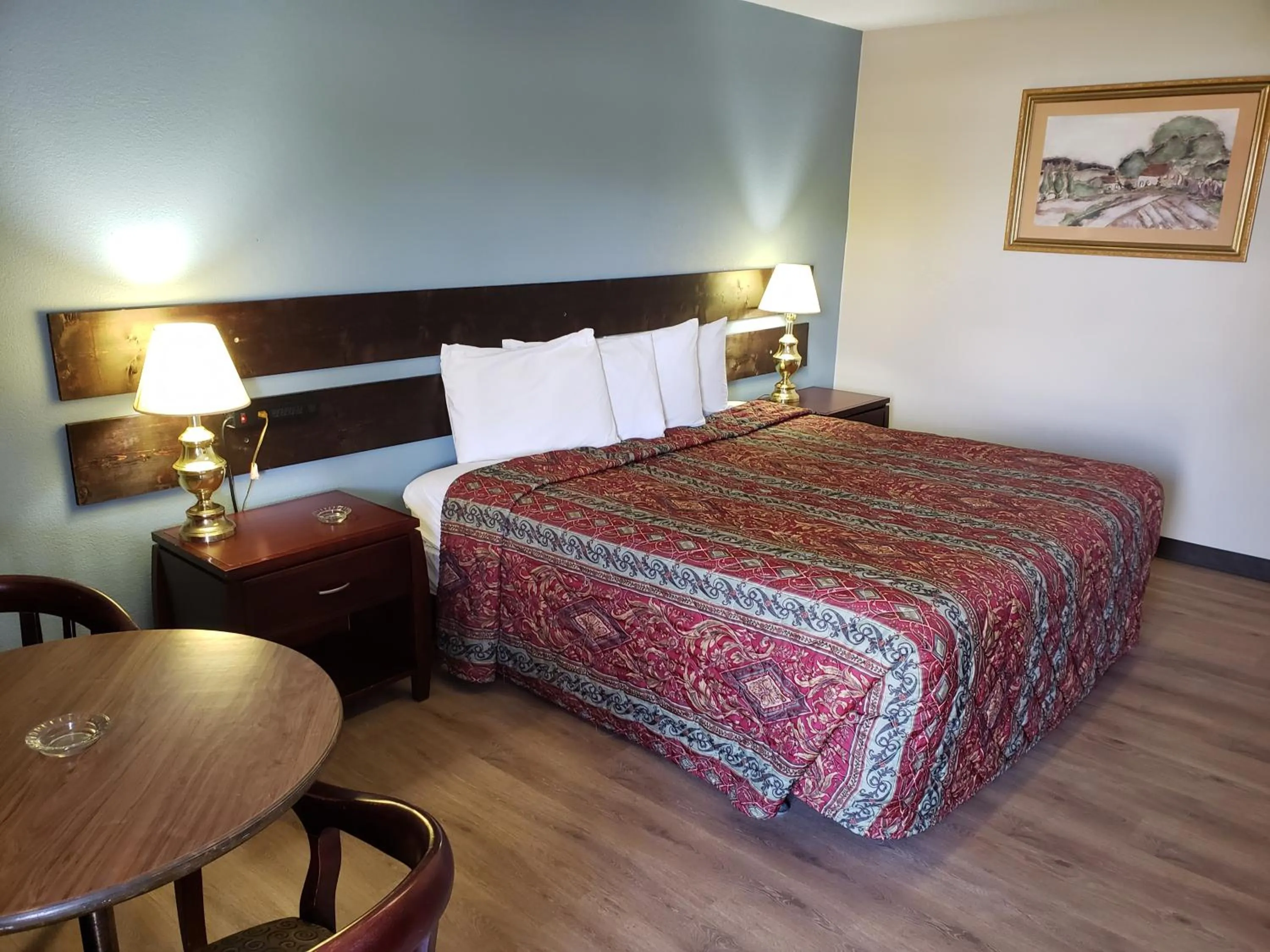 Bedroom, Bed in River Heights Motel