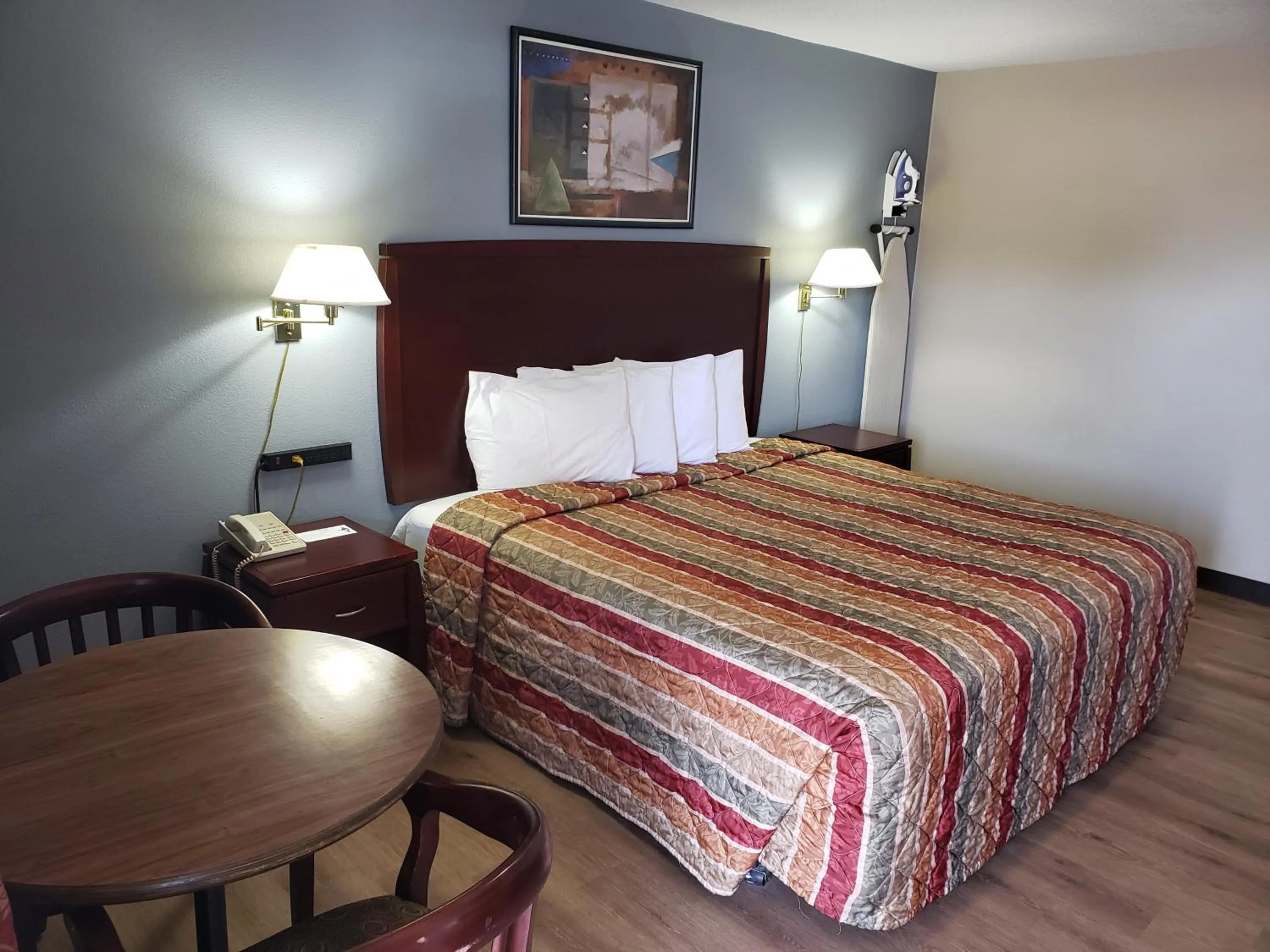 Bedroom, Bed in River Heights Motel