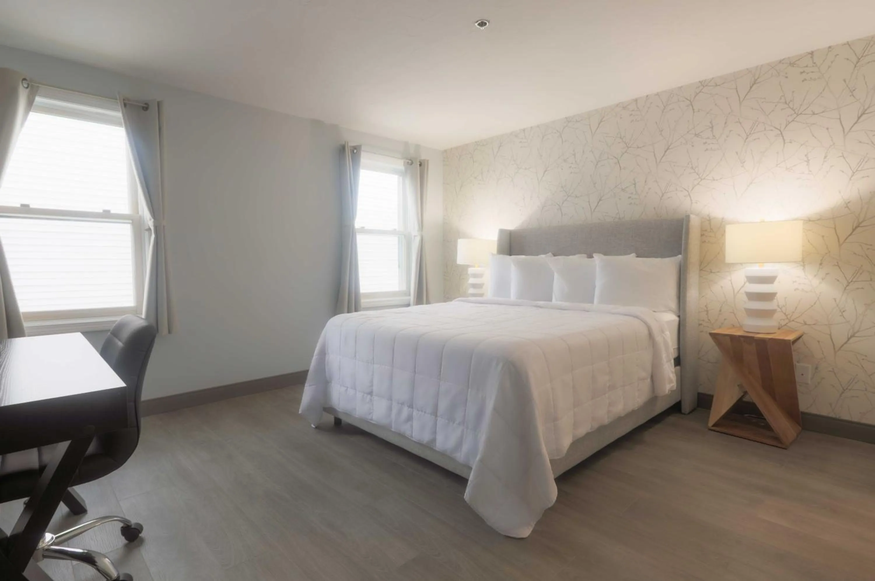 Photo of the whole room, Bed in Westborough Inn