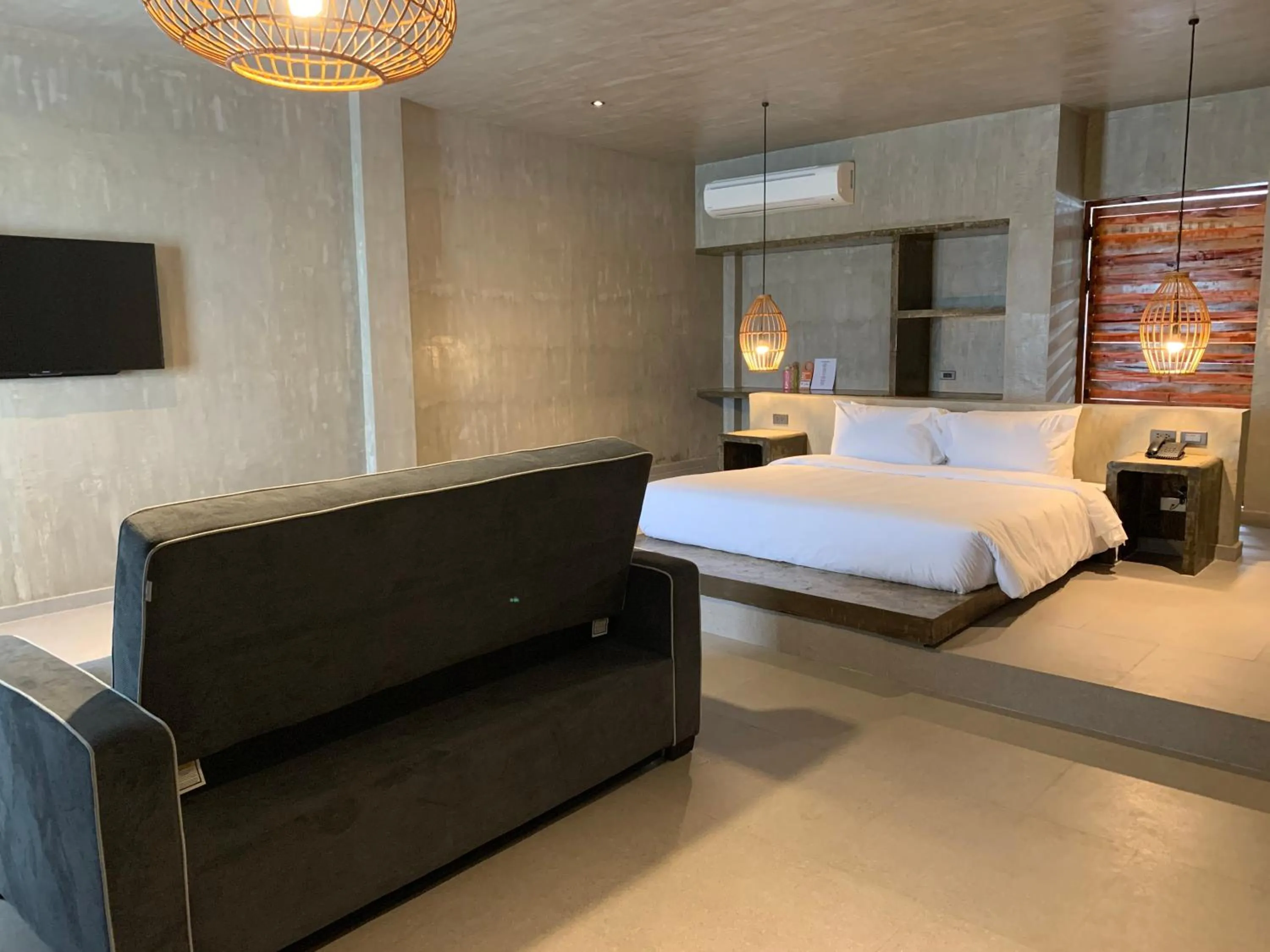 Photo of the whole room, Bed in Cebu R Resort Tabuelan