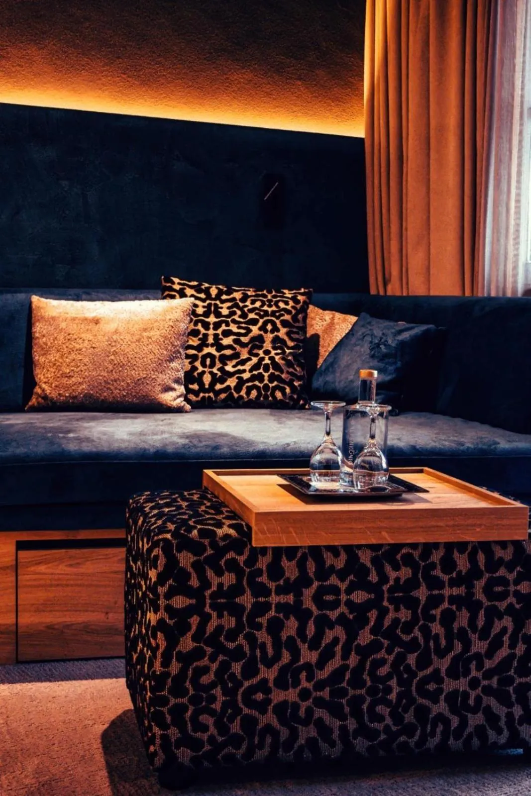 Living room, Bed in Hotel Alpenkönig