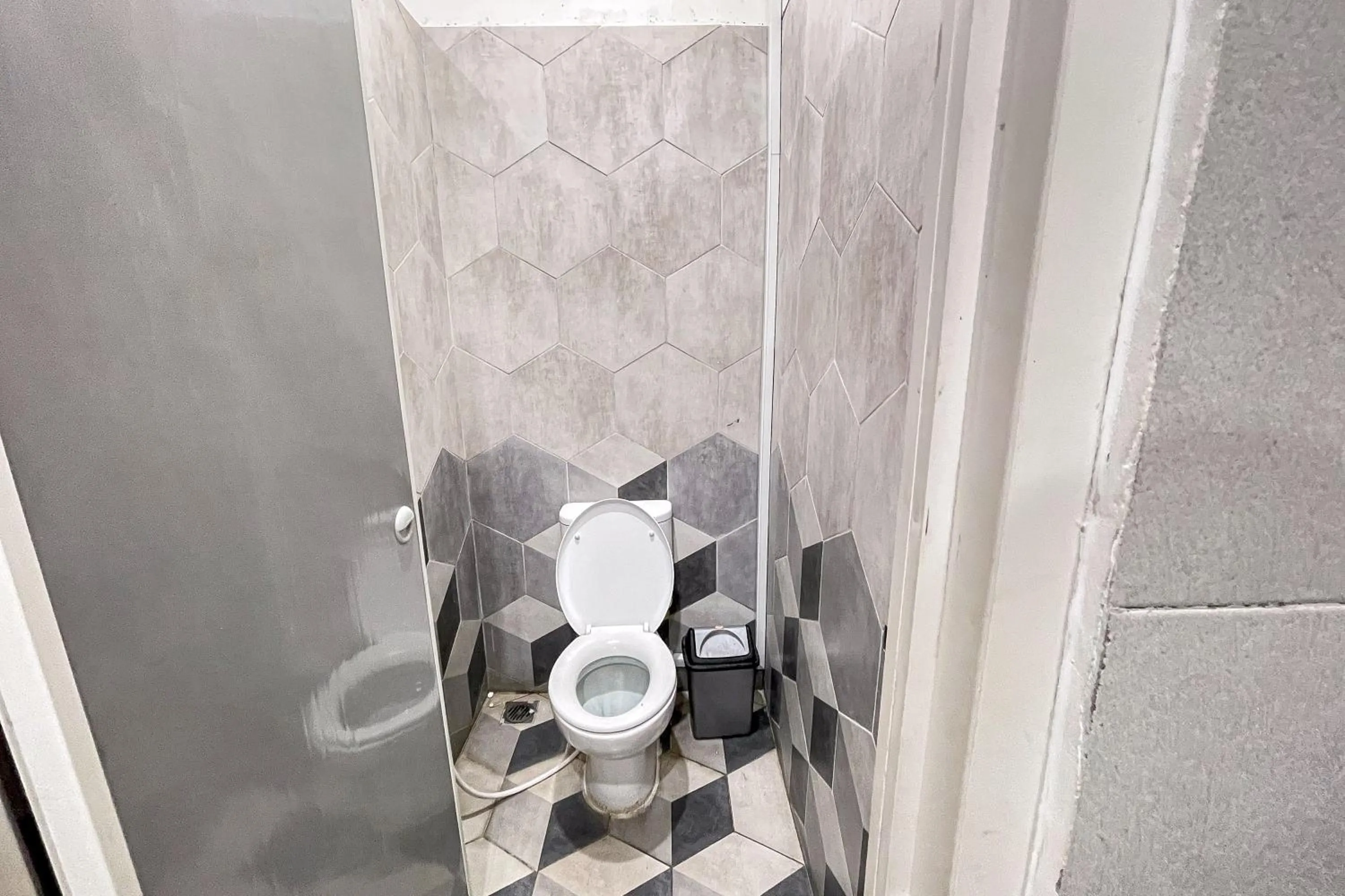 Bathroom in RedDoorz Hotel Capsule at Batu Tulis