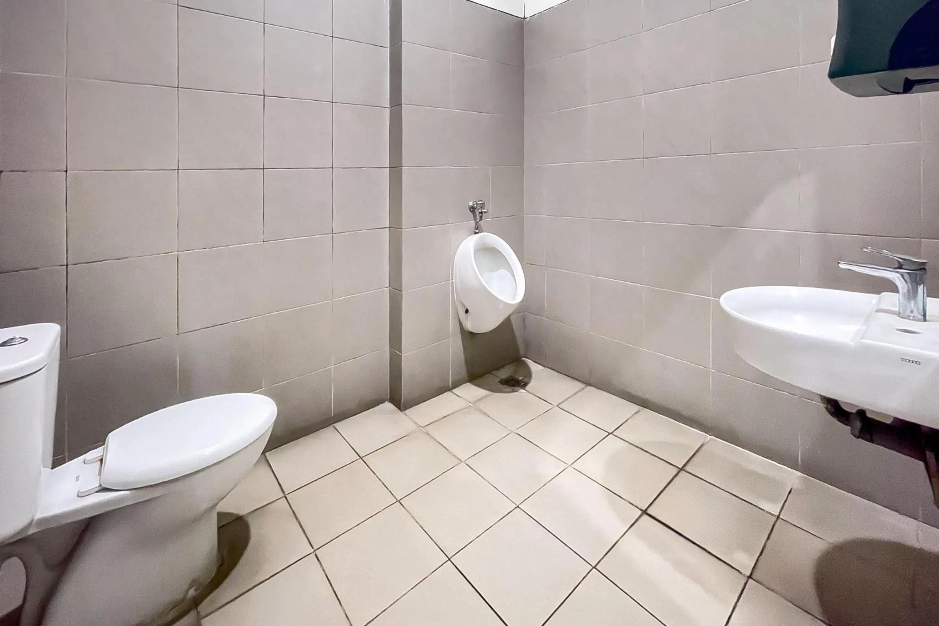 Bathroom in RedDoorz Hotel Capsule at Batu Tulis