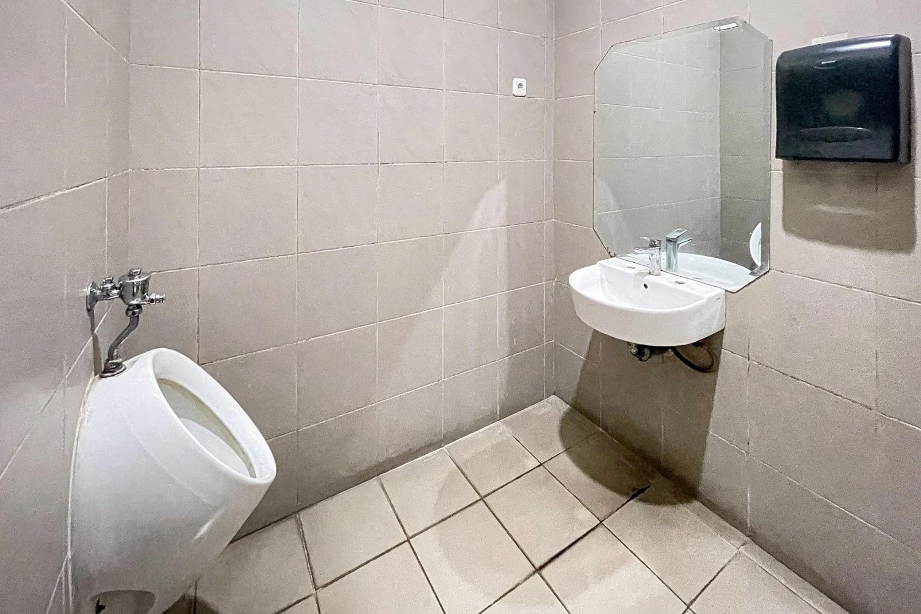 Bathroom in RedDoorz Hotel Capsule at Batu Tulis