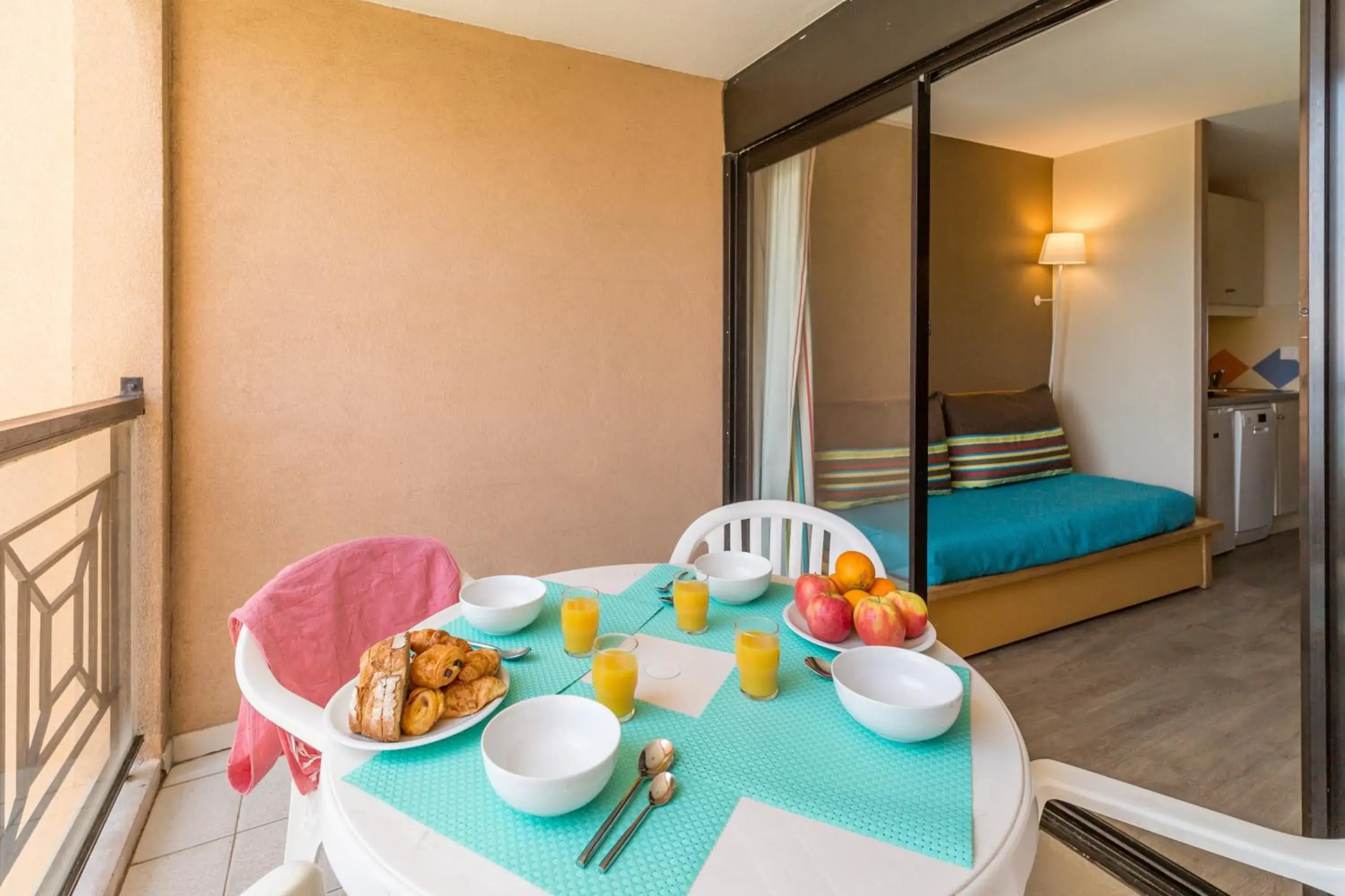 Studio with Sleeping Alcove and Terrace or Balcony (5 People) - Sea View in Résidence Pierre & Vacances Cannes Verrerie Studio with Sleeping Alcove and Terrace or Balcony (5 People) - Sea View in Résidence Pierre & Vacances Cannes Verrerie