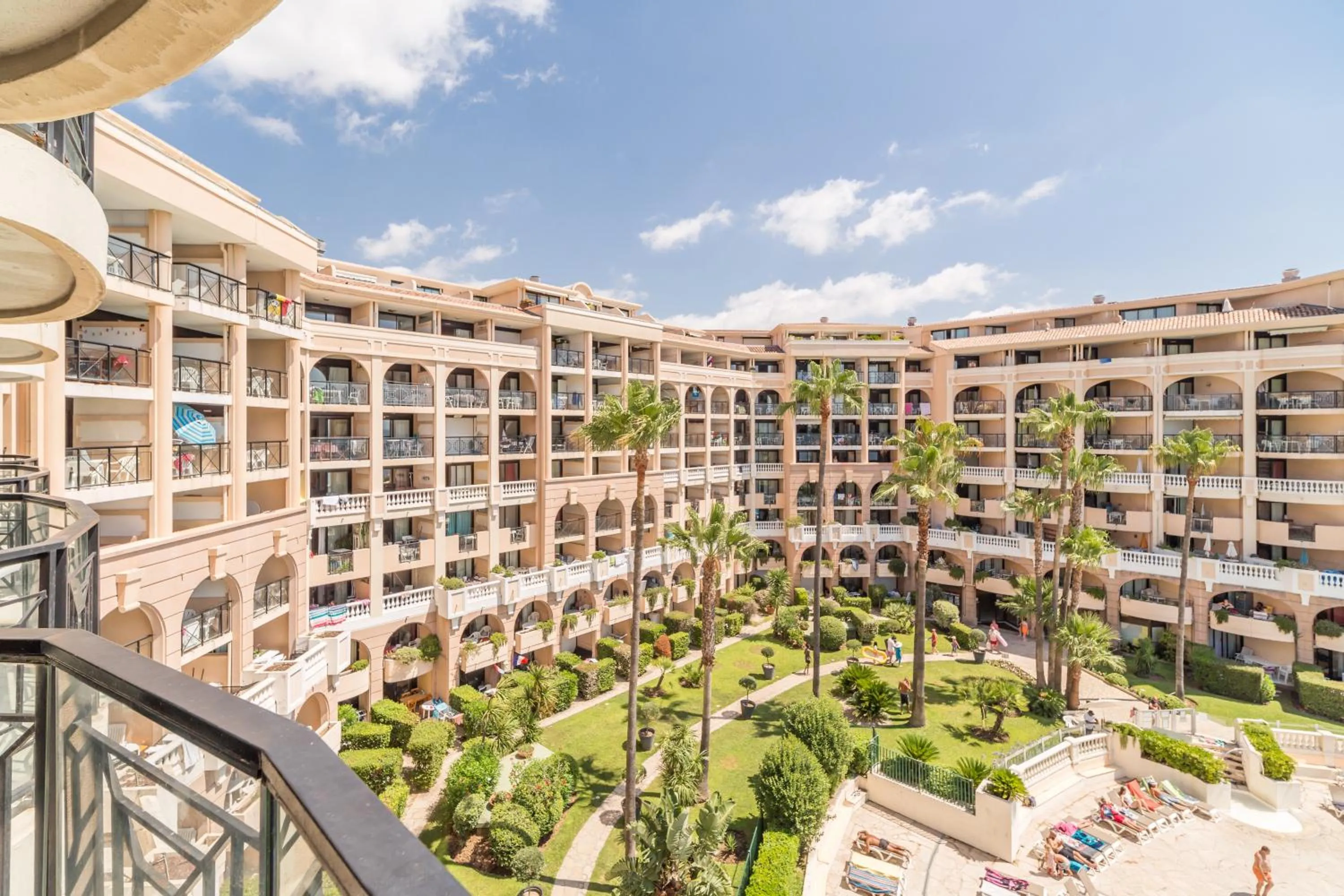 Property building in Résidence Pierre & Vacances Cannes Verrerie