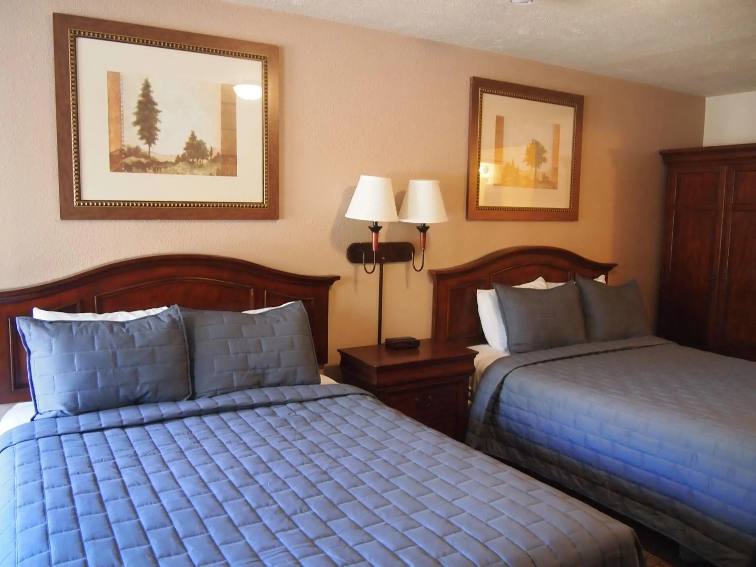 Queen Room with Two Queen Beds - Non-Smoking in Eagle Motel Queen Room with Two Queen Beds - Non-Smoking in Eagle Motel