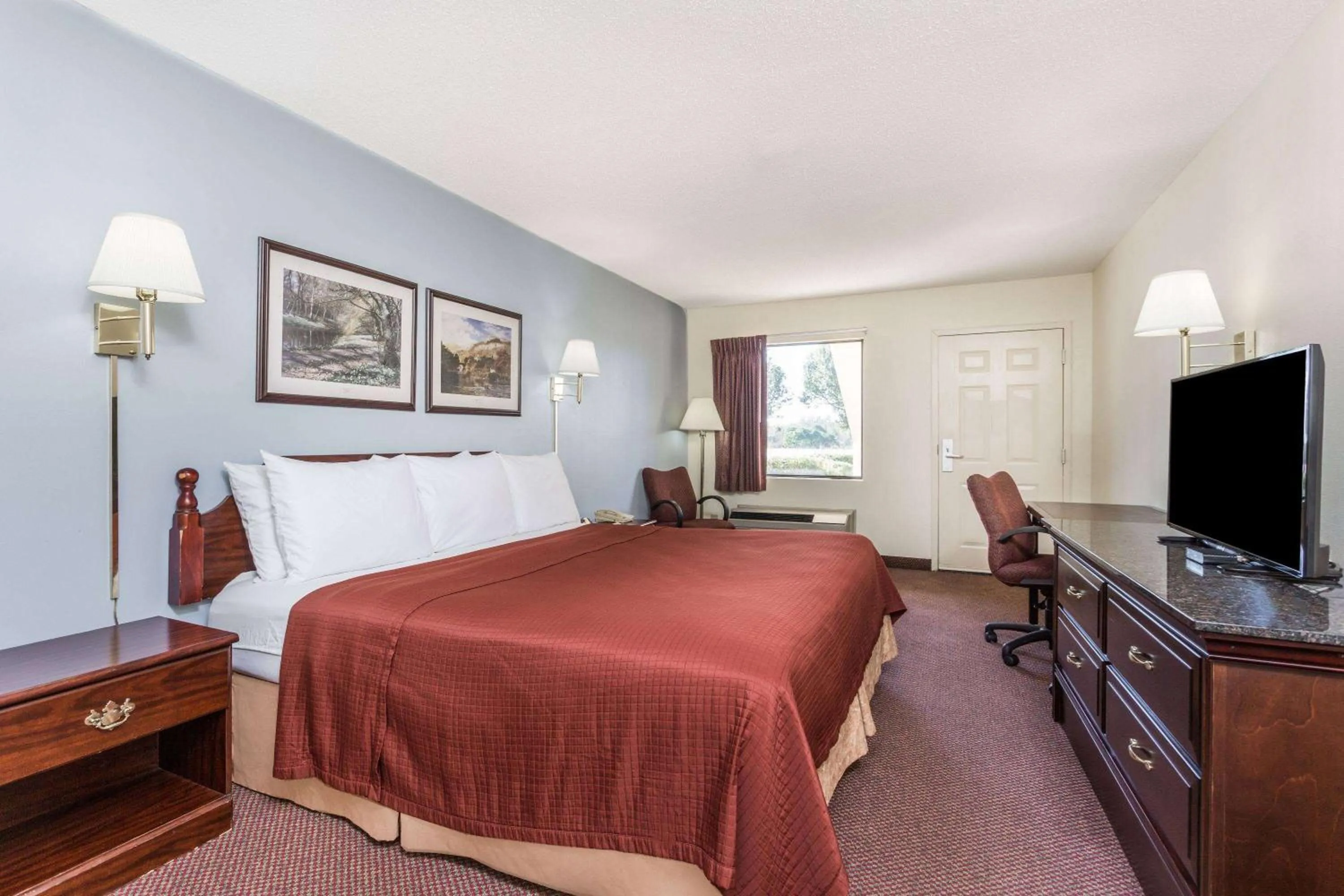 Photo of the whole room, Bed in Days Inn by Wyndham Royston