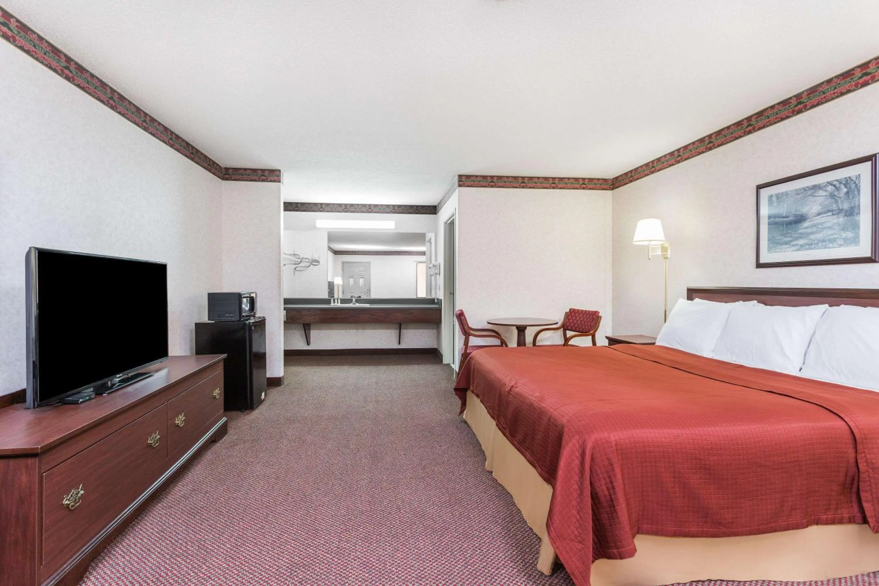 Photo of the whole room, Bed in Days Inn by Wyndham Royston