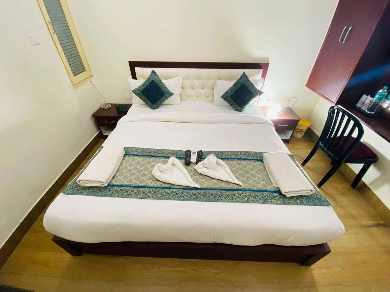 Bathroom, Bed in The Century Plaza Hotel