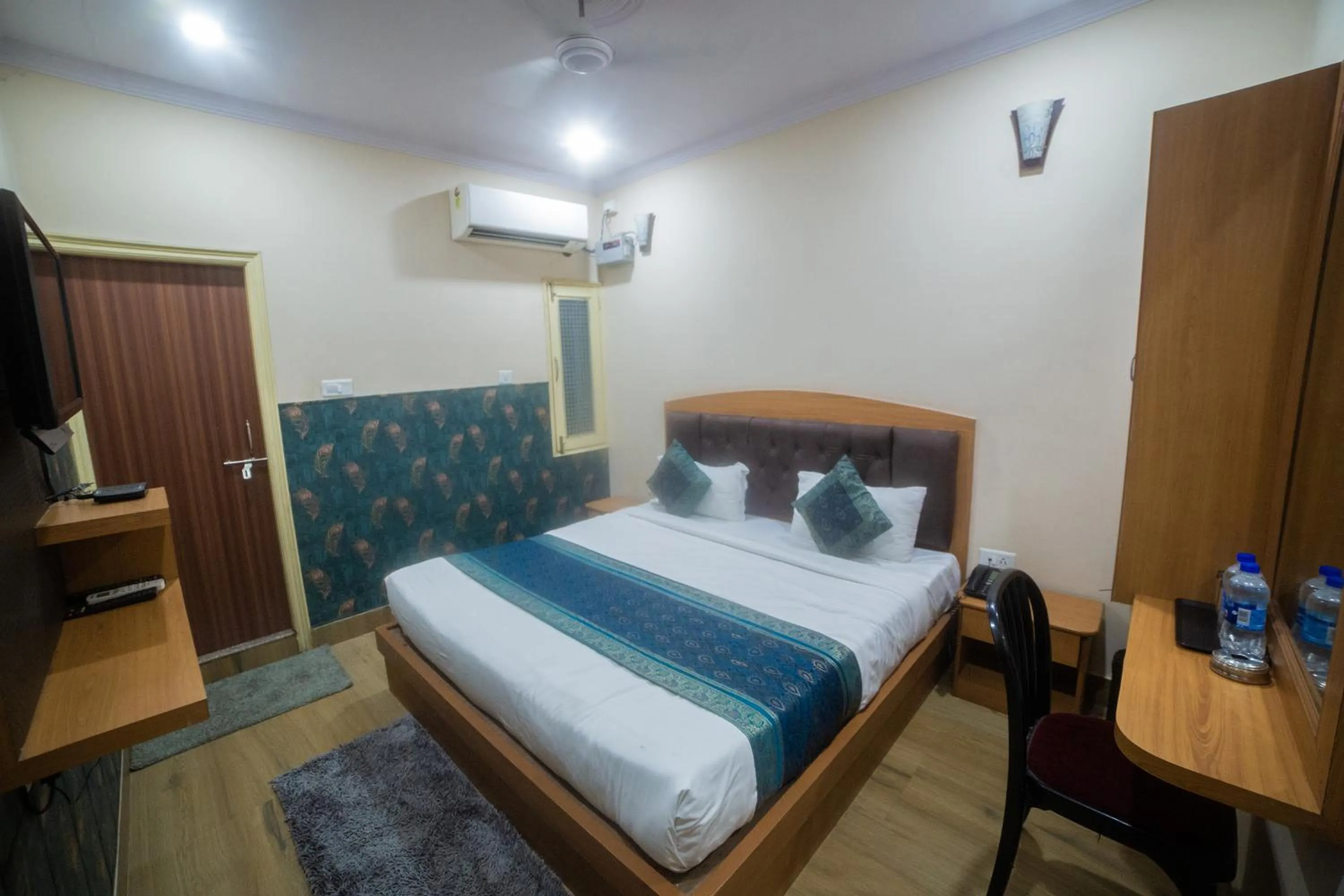 Photo of the whole room, Bed in The Century Plaza Hotel