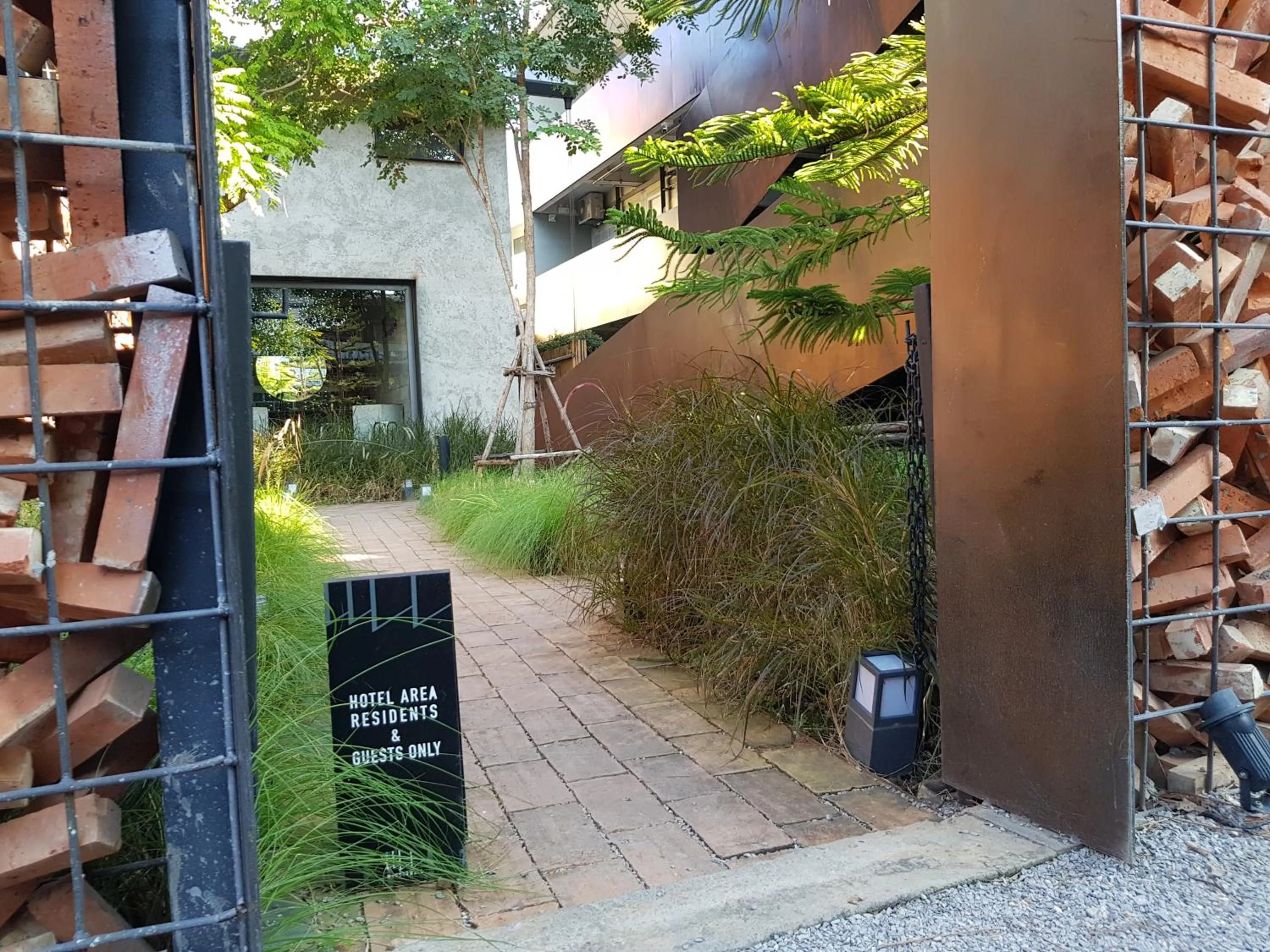 Facade/entrance in Wonderwall Hotel