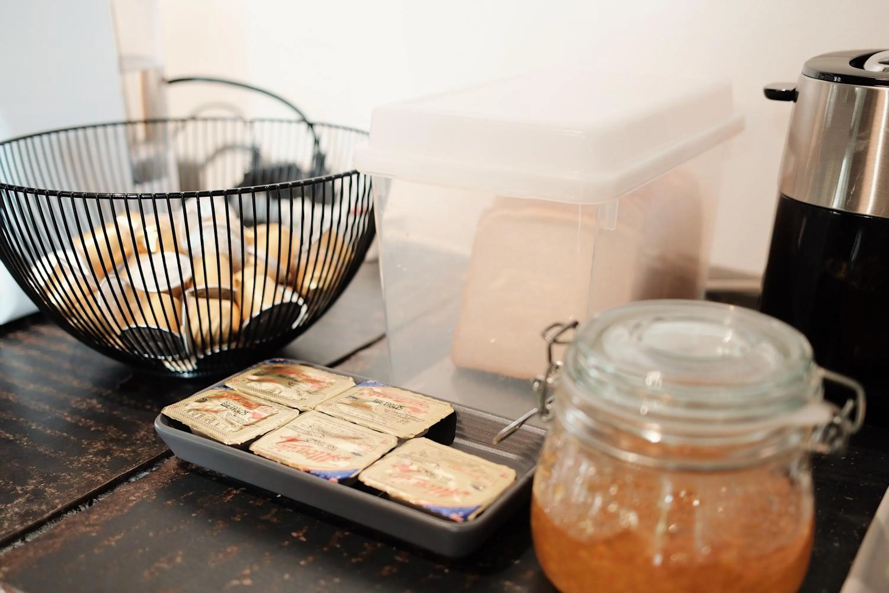 Coffee/tea facilities in Wonderwall Hotel