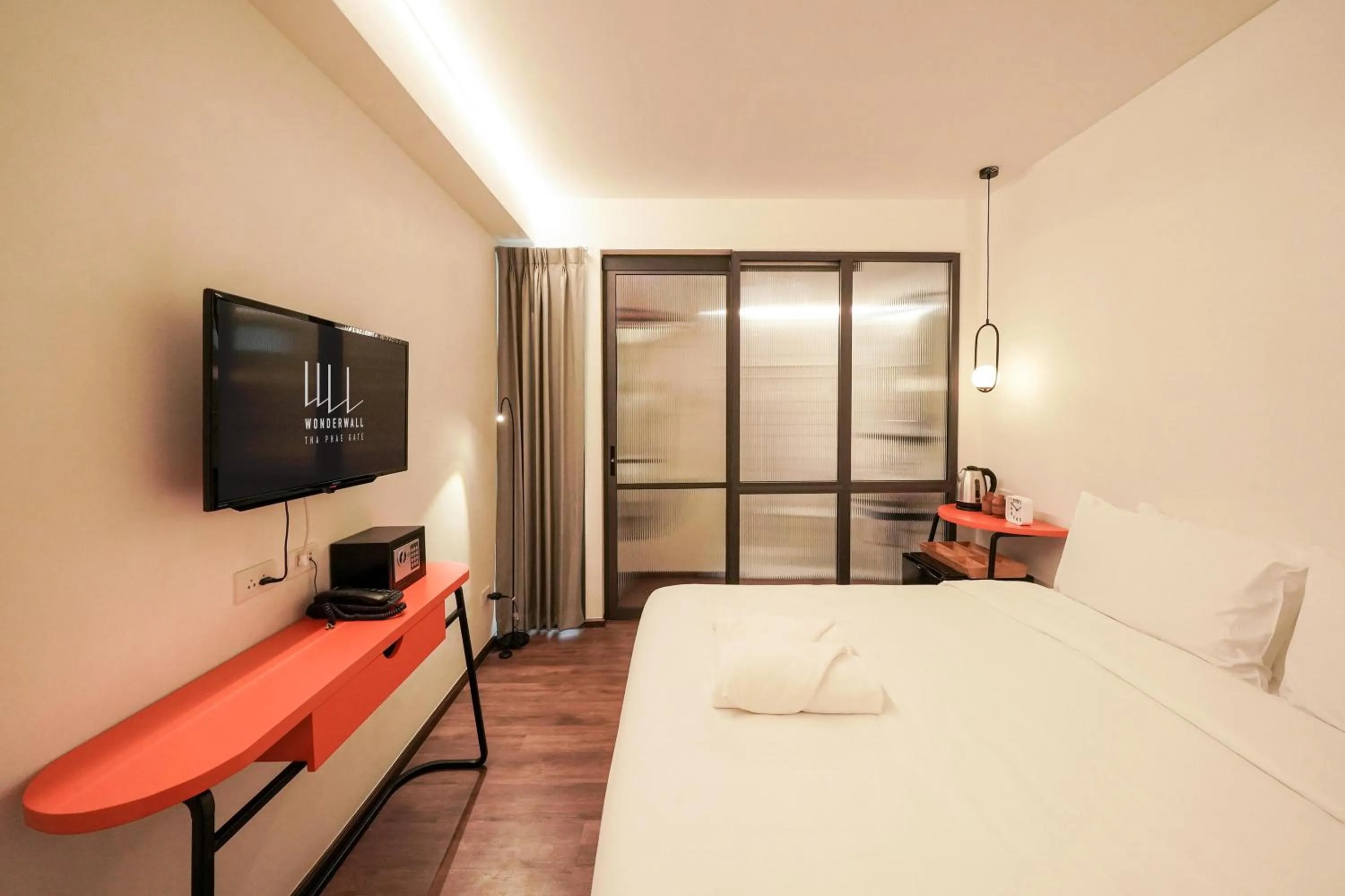TV and multimedia, Bed in Wonderwall Hotel